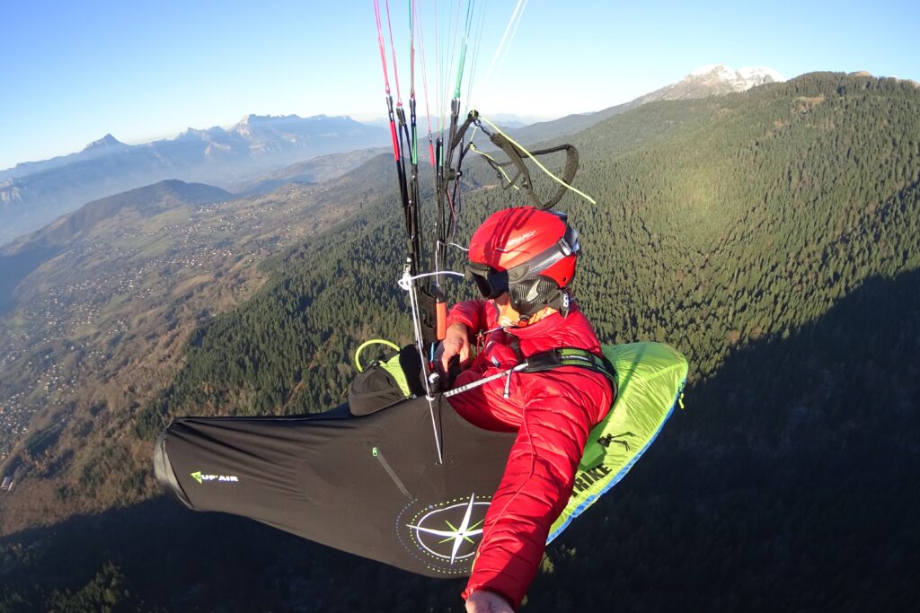 Un homme en parapente à Chamrousse