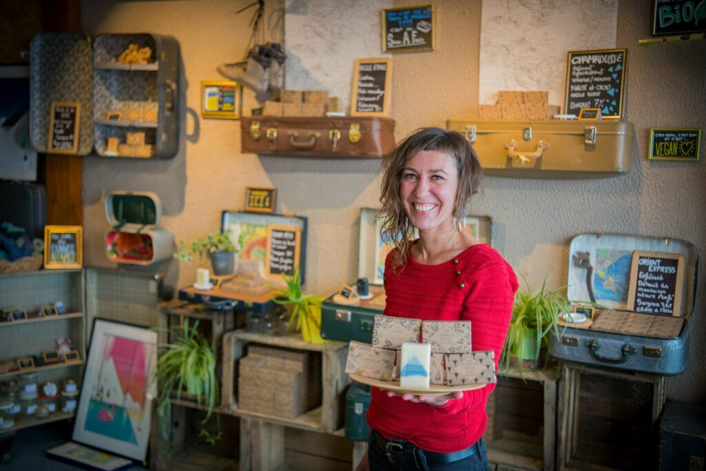 Propriétaire de la Savonnerie Doux voyage dans sa boutique