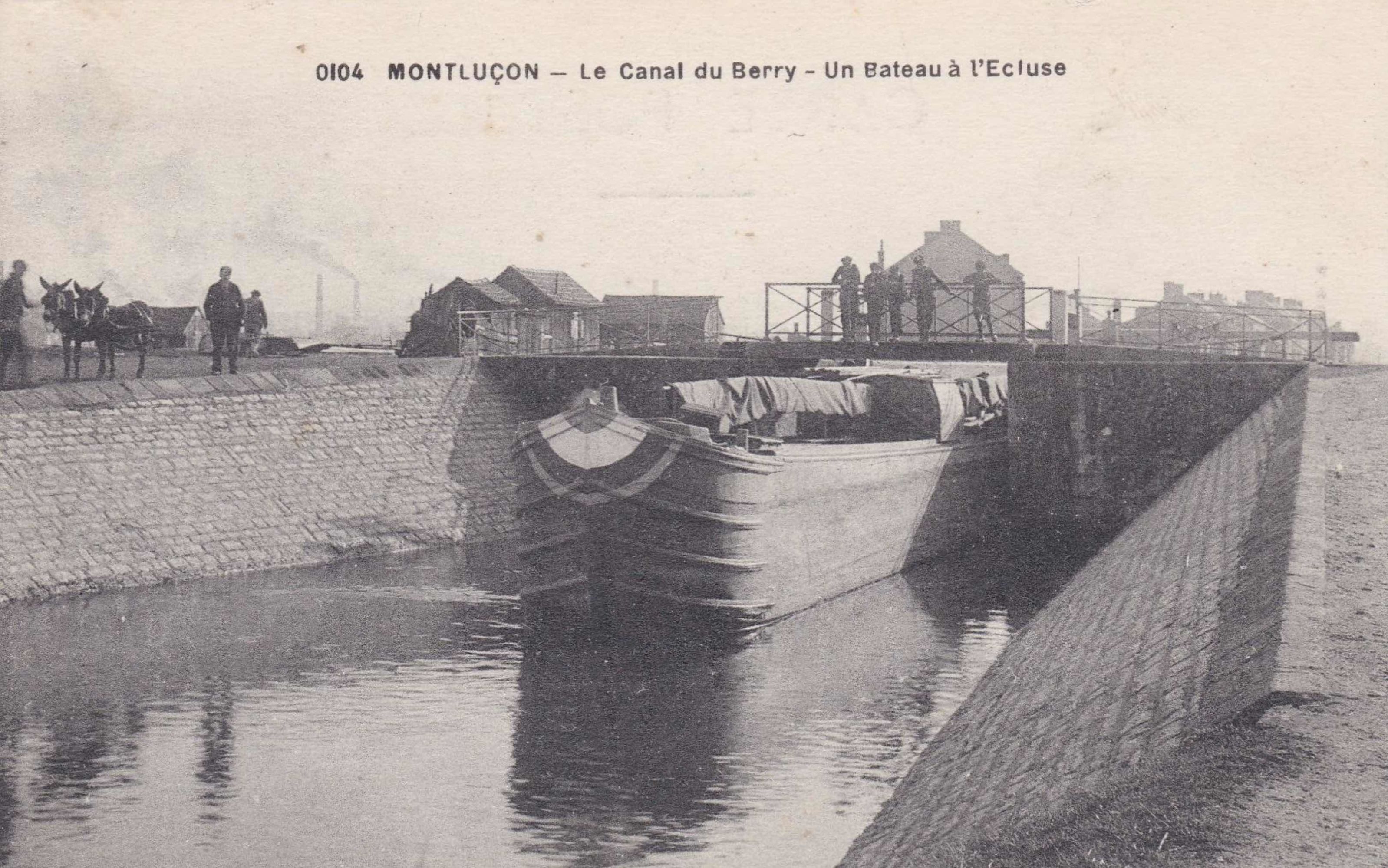 Bateau à l"écluse sur le canal de Berry à Montluçon