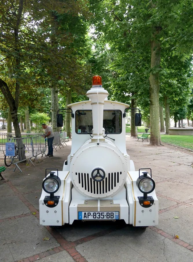 Le petit train, une manière bien agréable de visiter Vichy