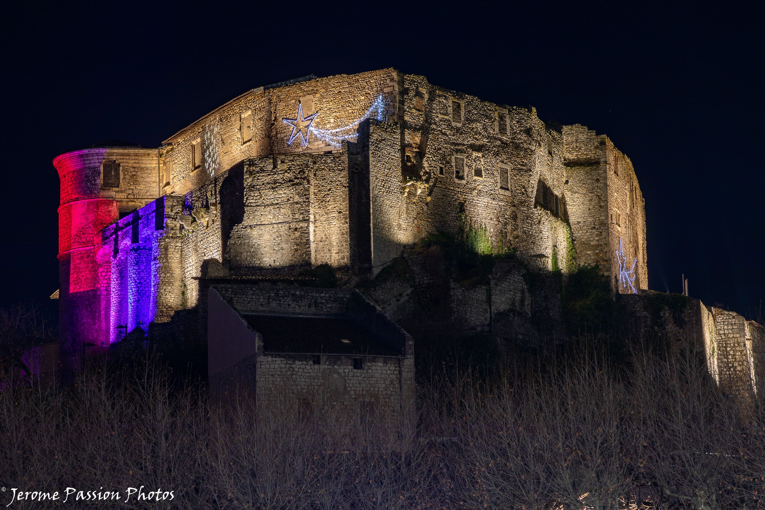 Une autre vue sur le château de nuit