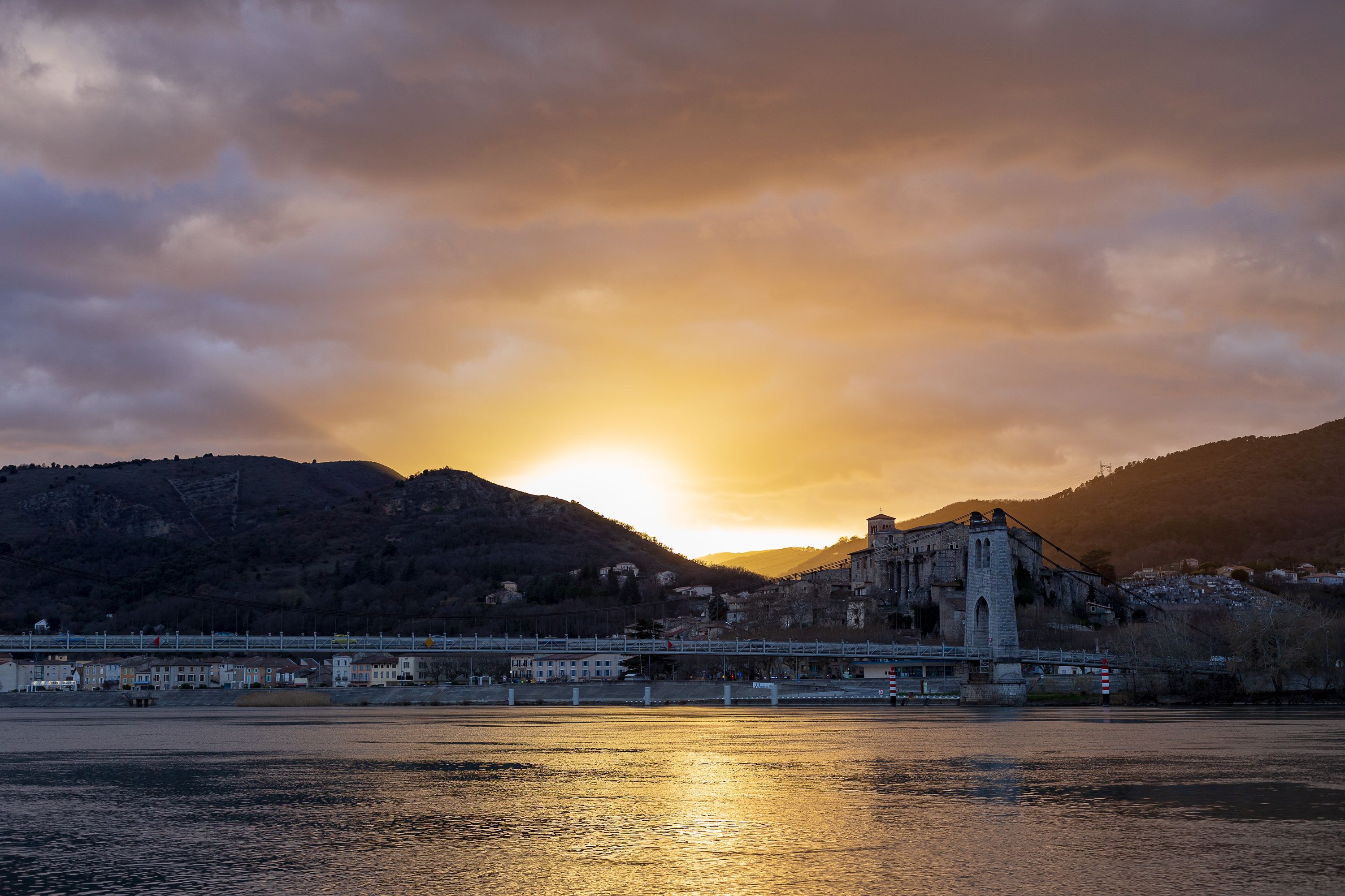 Coucher de soleil sur le village de La Voulte sur Rhône