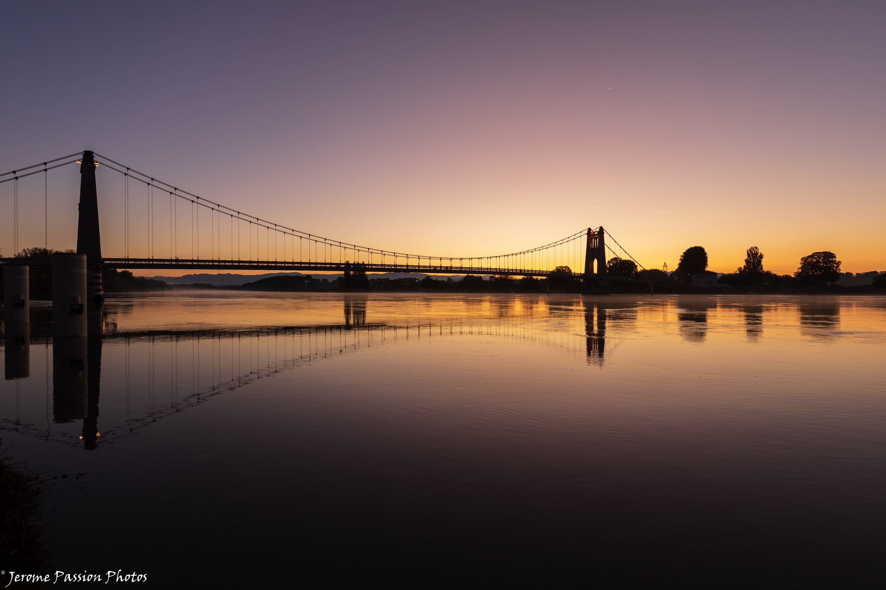 Un lever de soleil sur le Rhône depuis les berges en octobre