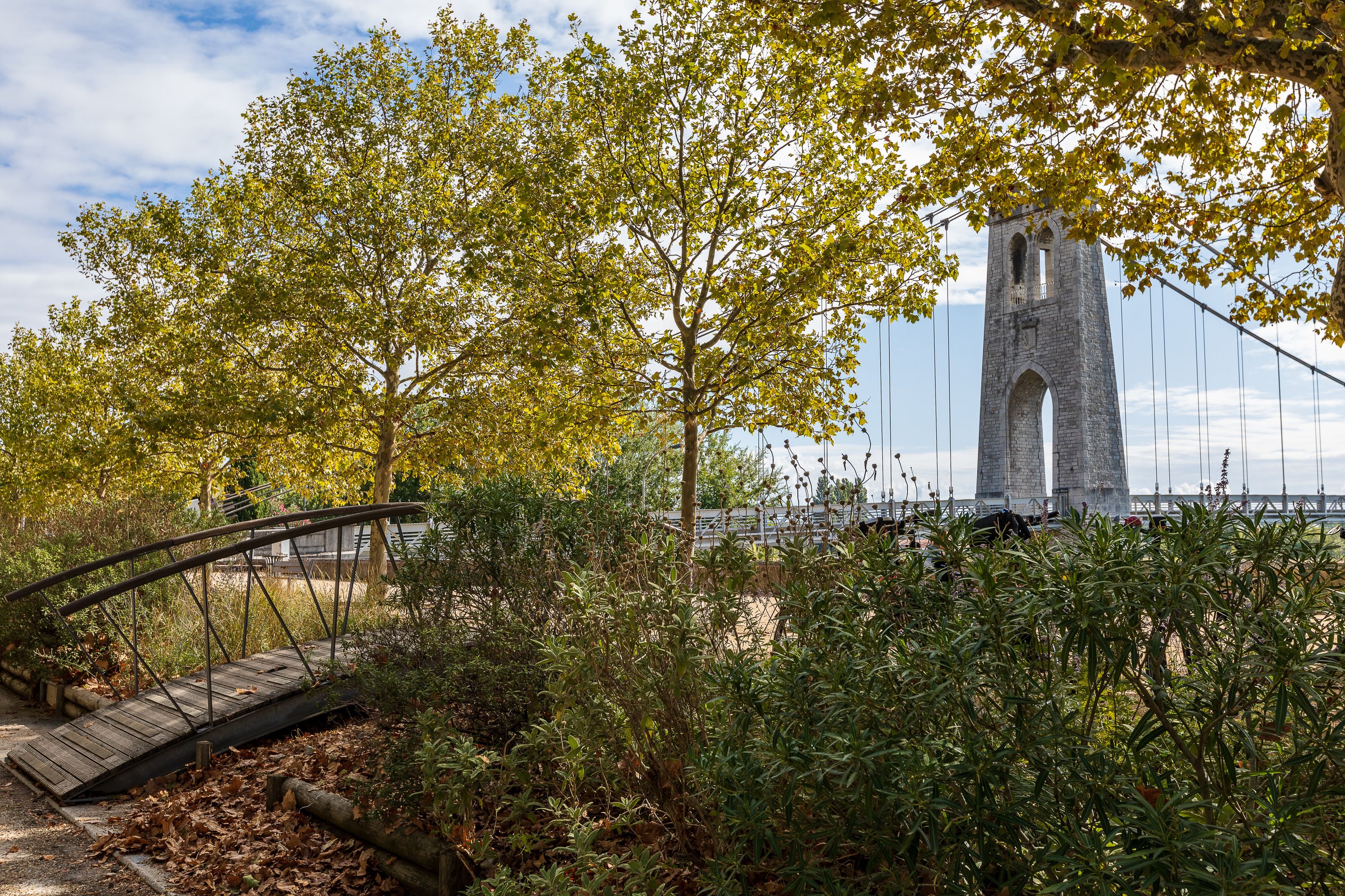 Vue sur le pont depuis la place de La Voulte sur Rhône