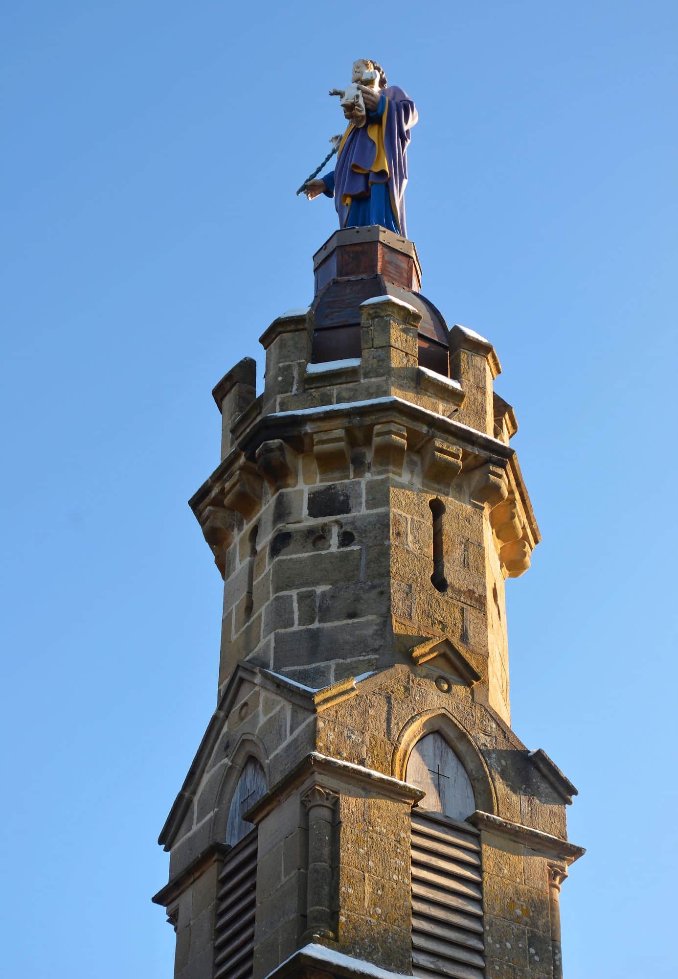 La statue de Saint-Joseph au sommet de la chapelle du même nom - Néris-les-Bains