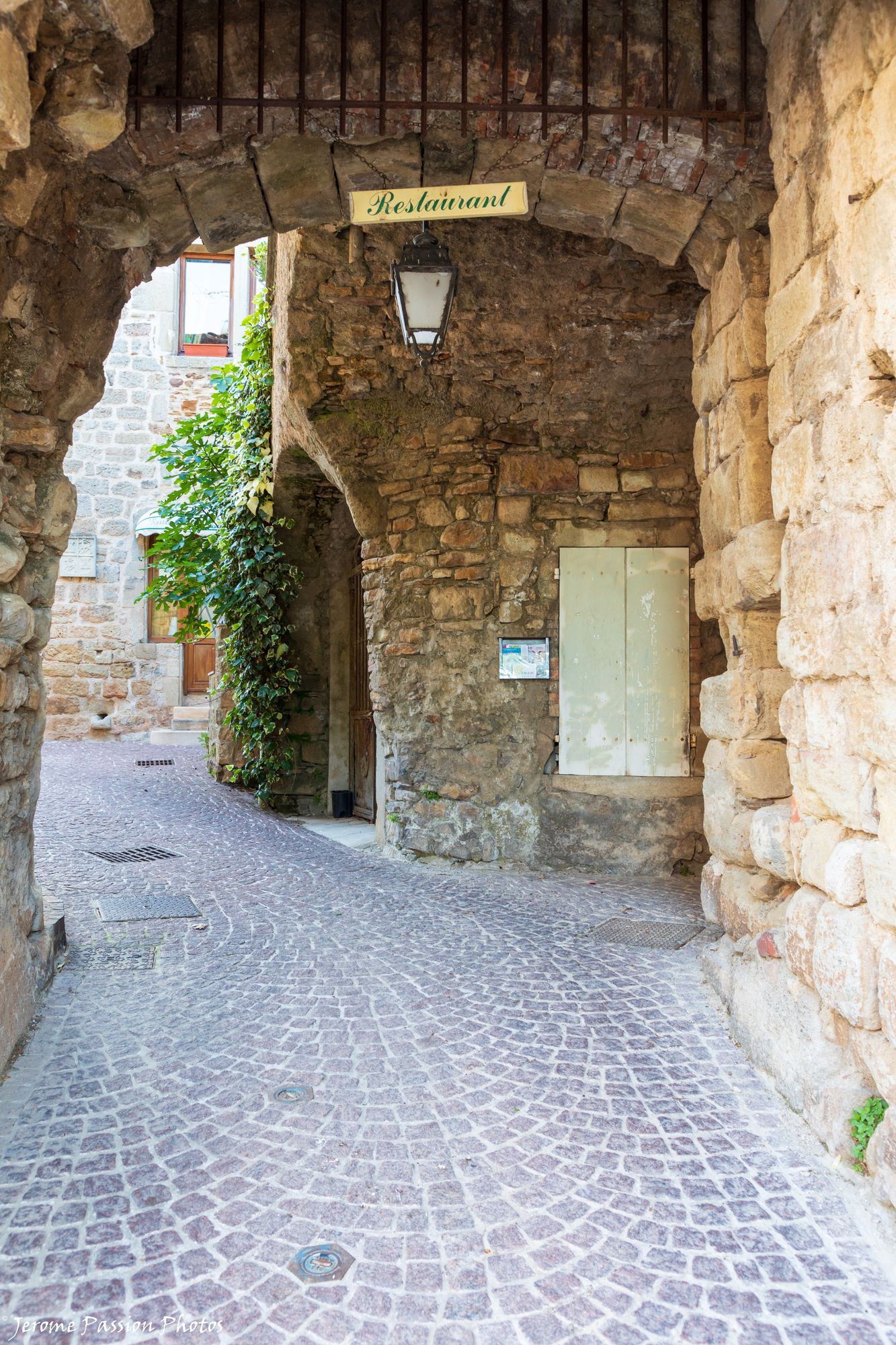 Porte principale du village de Vinezac