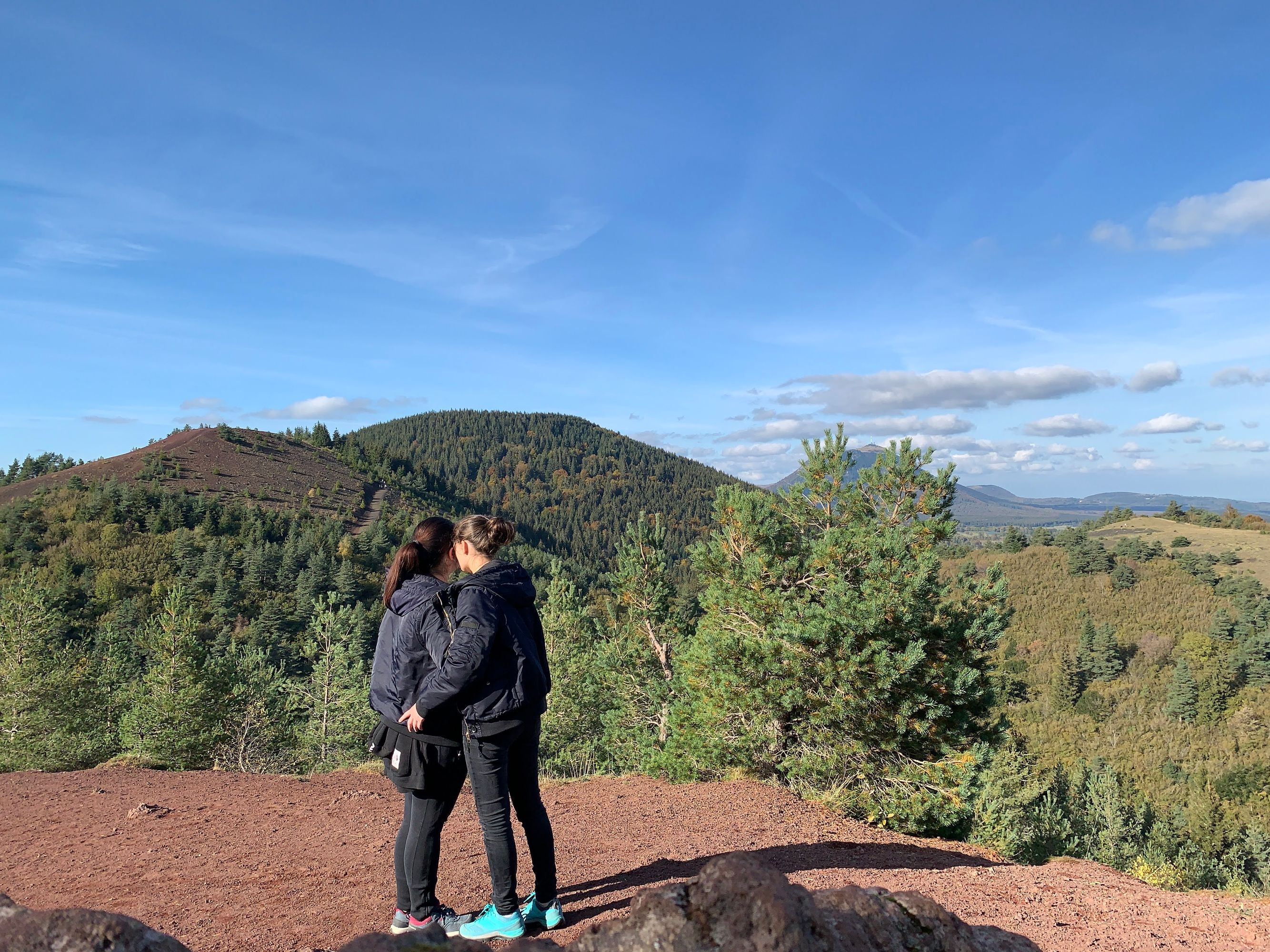 Vue sur le Puy de Dôme et Lassolas depuis le Puy de la Vache