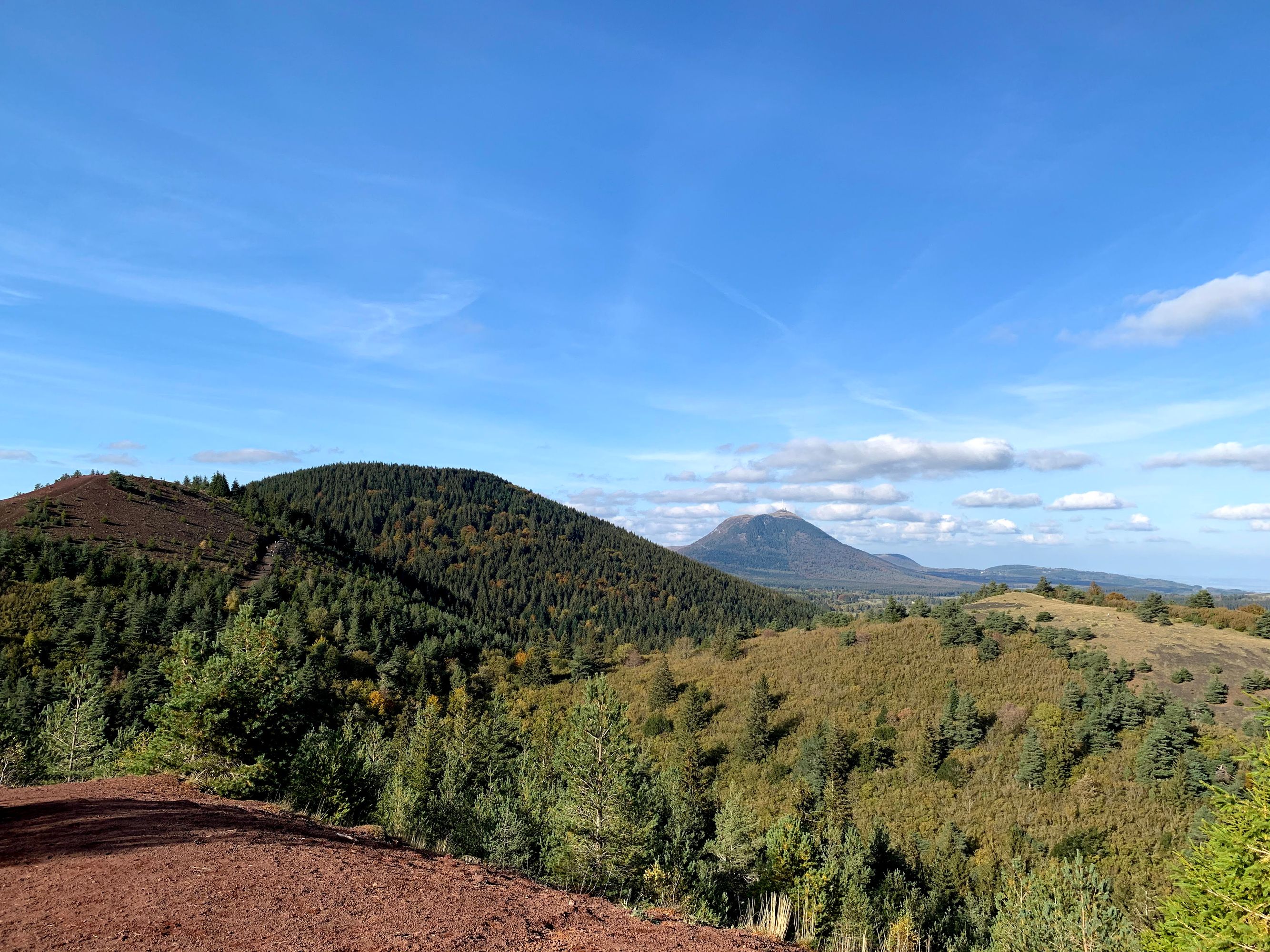 Vue sur le Puy de Dôme depuis le Puy de la Vache