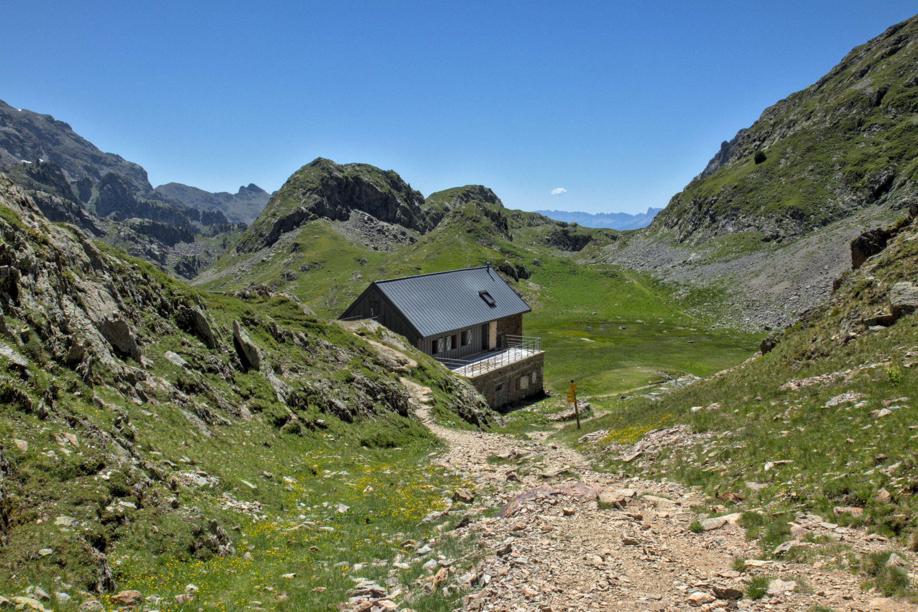 Arrivée au refuge depuis le col, vue de la terrasse de celui-ci.