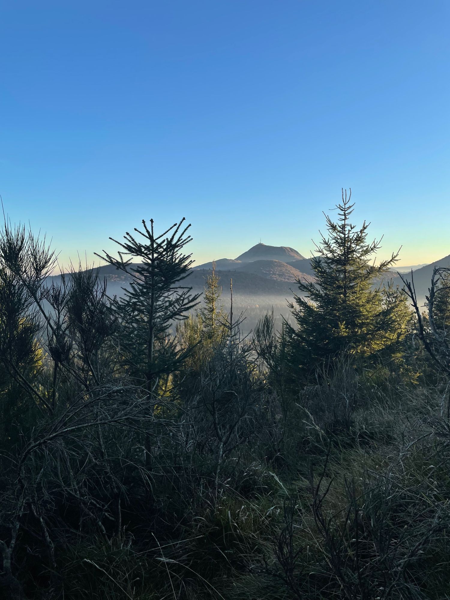Vue sur le Puy-de-Dôme depuis le sentier.