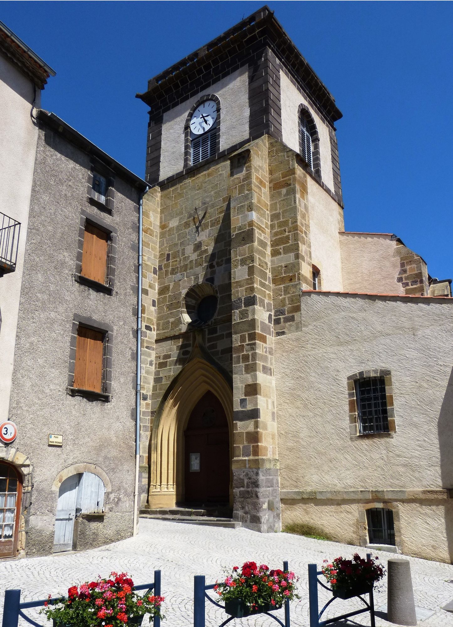 Photo de l'entrée de l'église de Monton