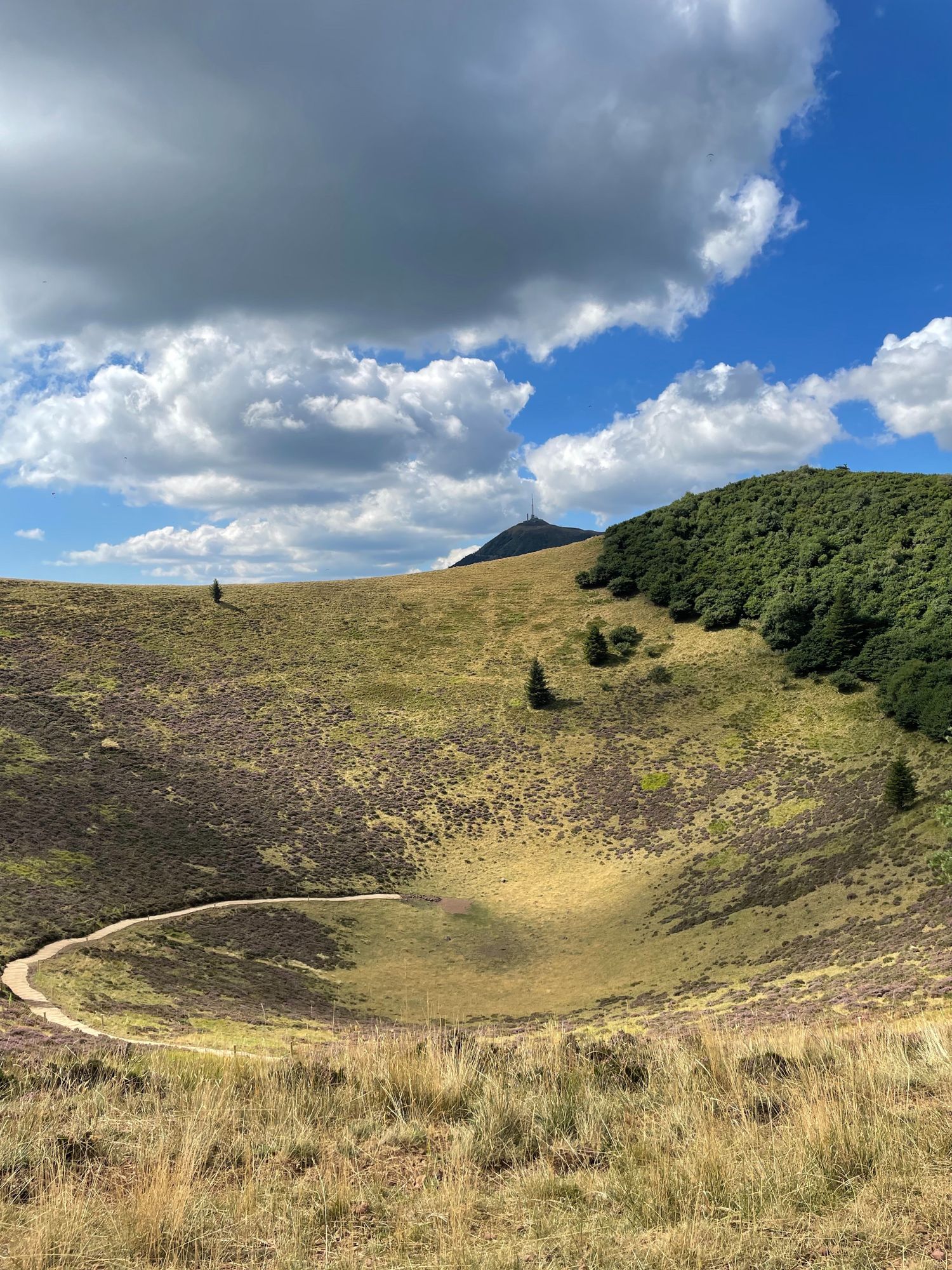 Vue du sommet du Puy Pariou et son cratère.