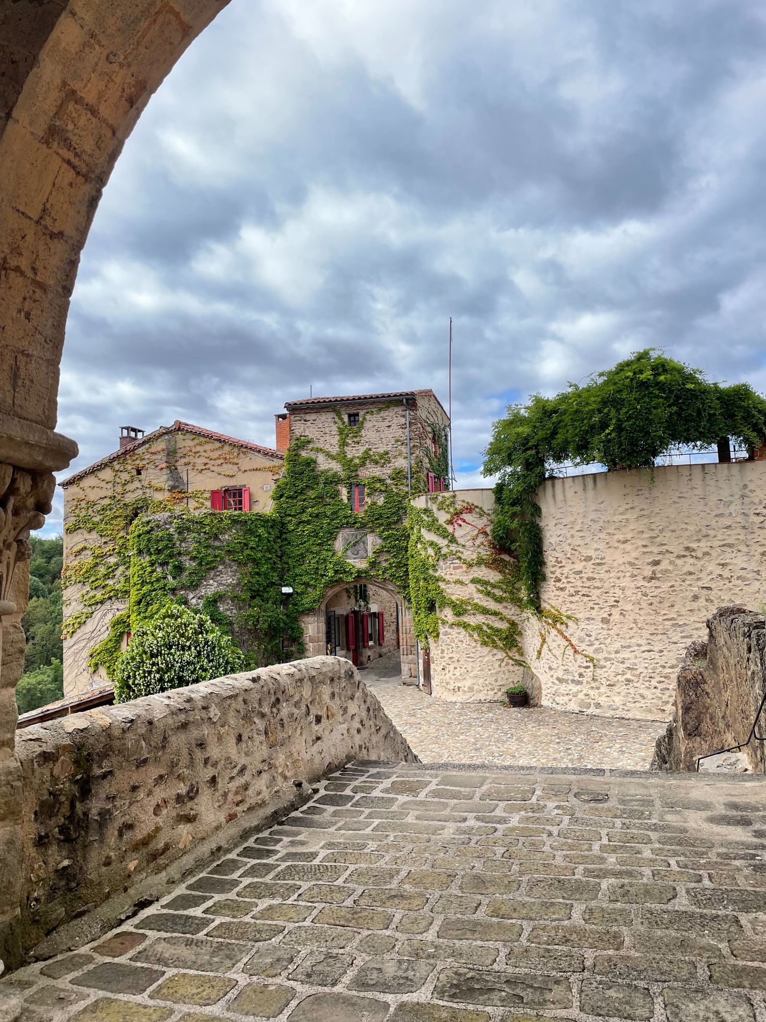Vestiges de l'ancien château d'Auzon
