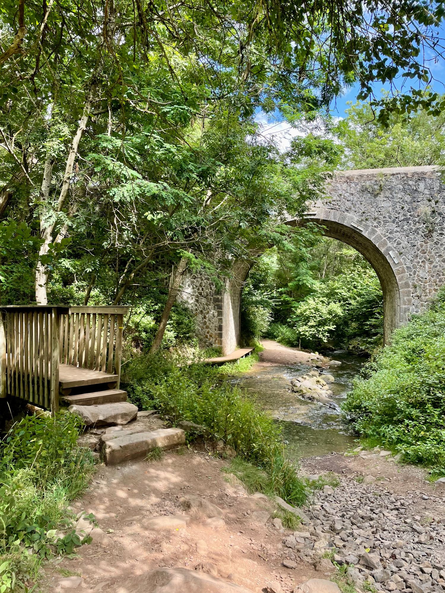 Sentier pour se rendre à la cascade de la Beaume