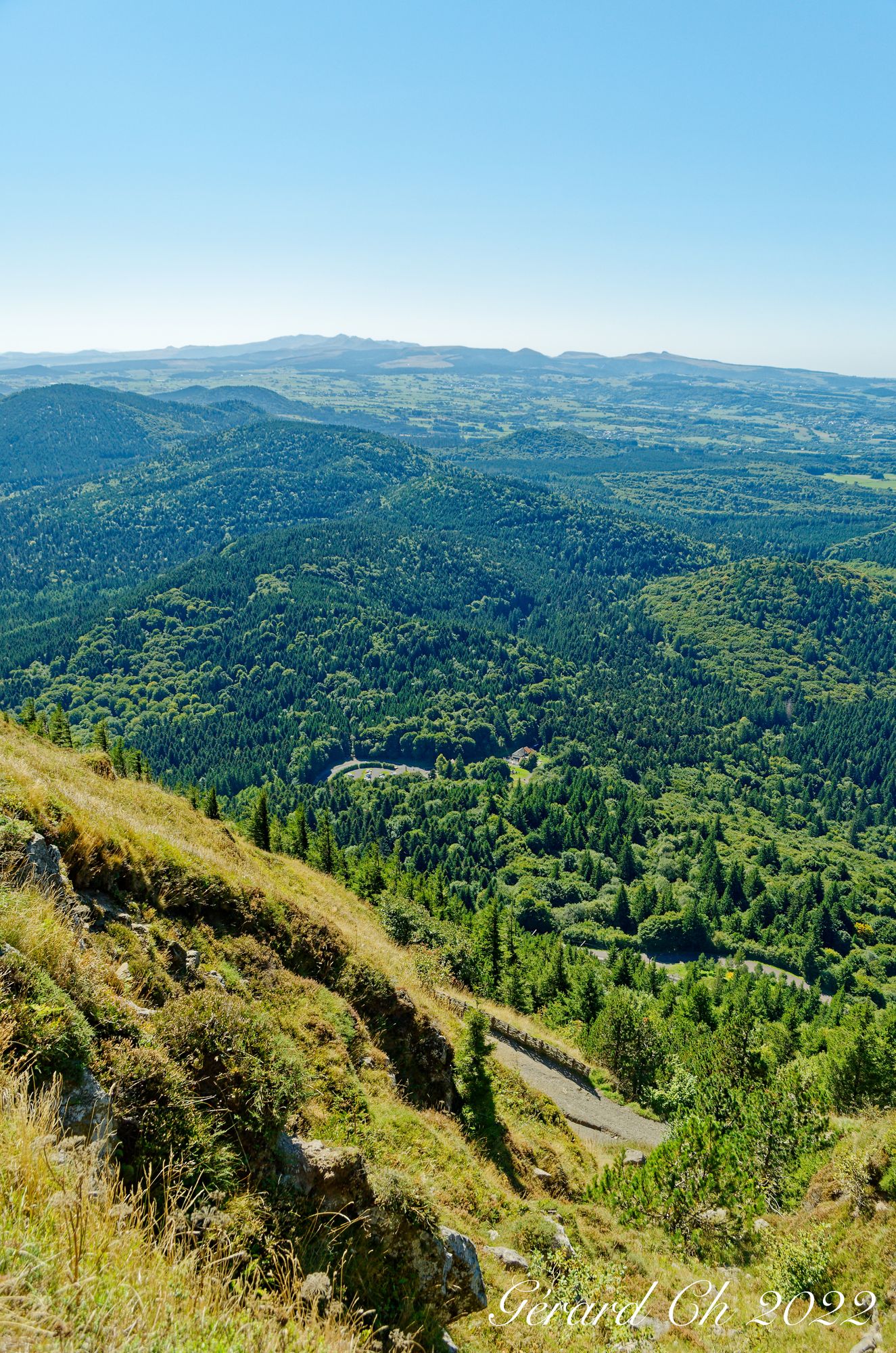 Le chemin des Muletiers serpentant depuis le col de Ceyssat sur les pentes du puy de Dôme.