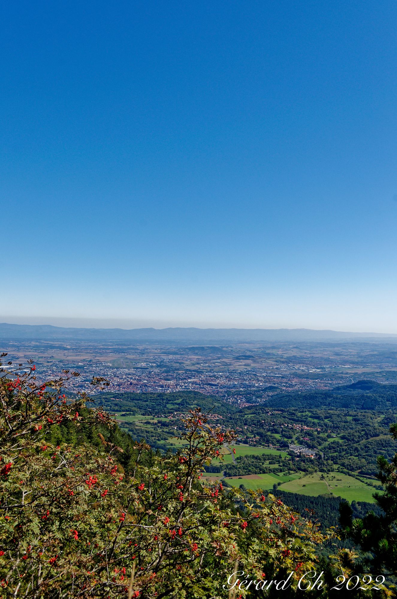 Clermont-Ferrand et son agglomération depuis la terrasse du restaurant.