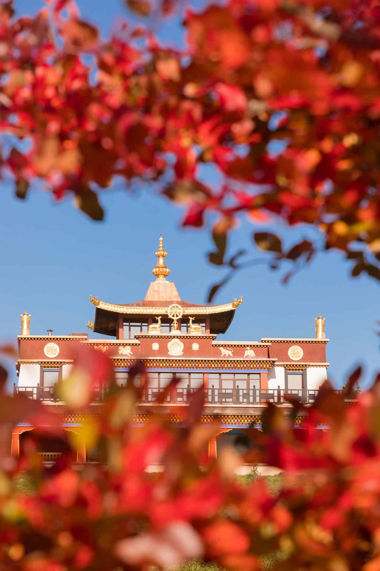 Temple bouddhiste Dhagpo Kundreul Ling dans les Combrailles