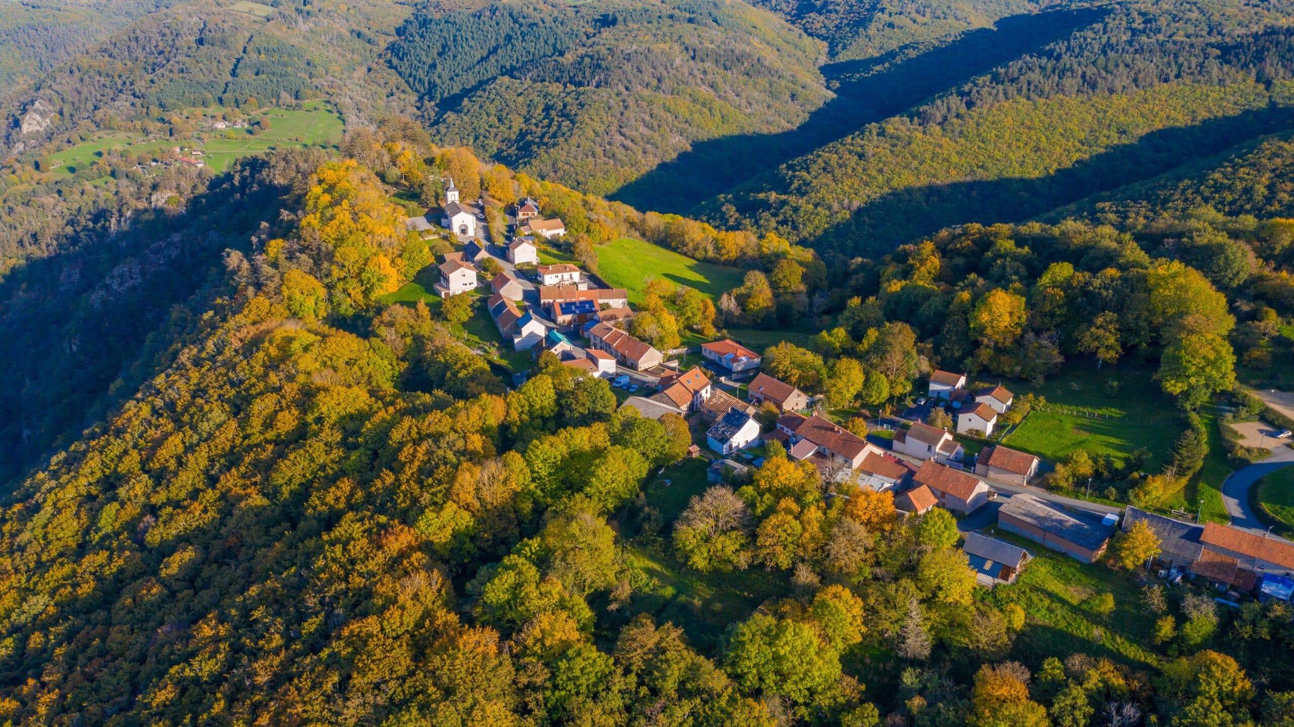 Vue du ciel du village de Queuille dans les Combrailles