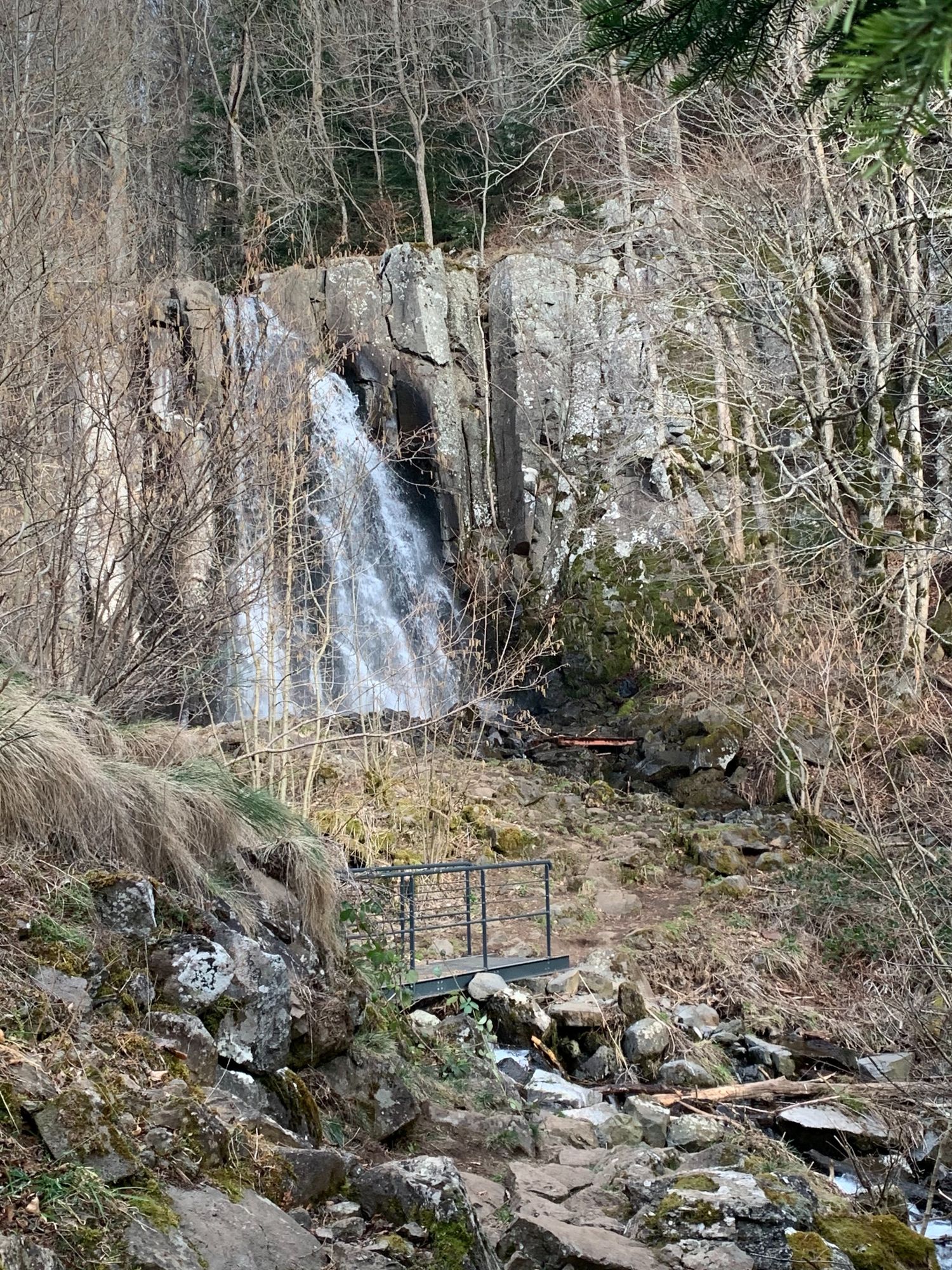 Cascade de la Terrisse vue de loin.