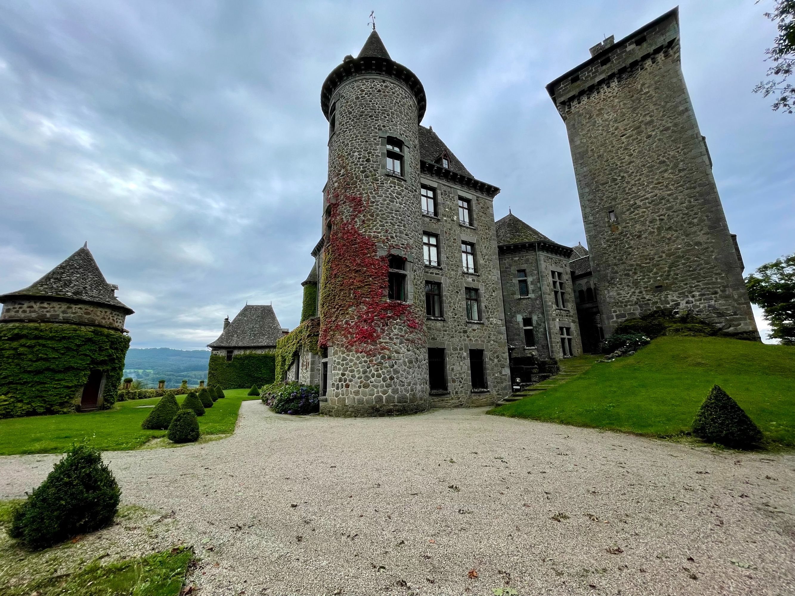 Photo du château de Pesteils dans le Cantal
