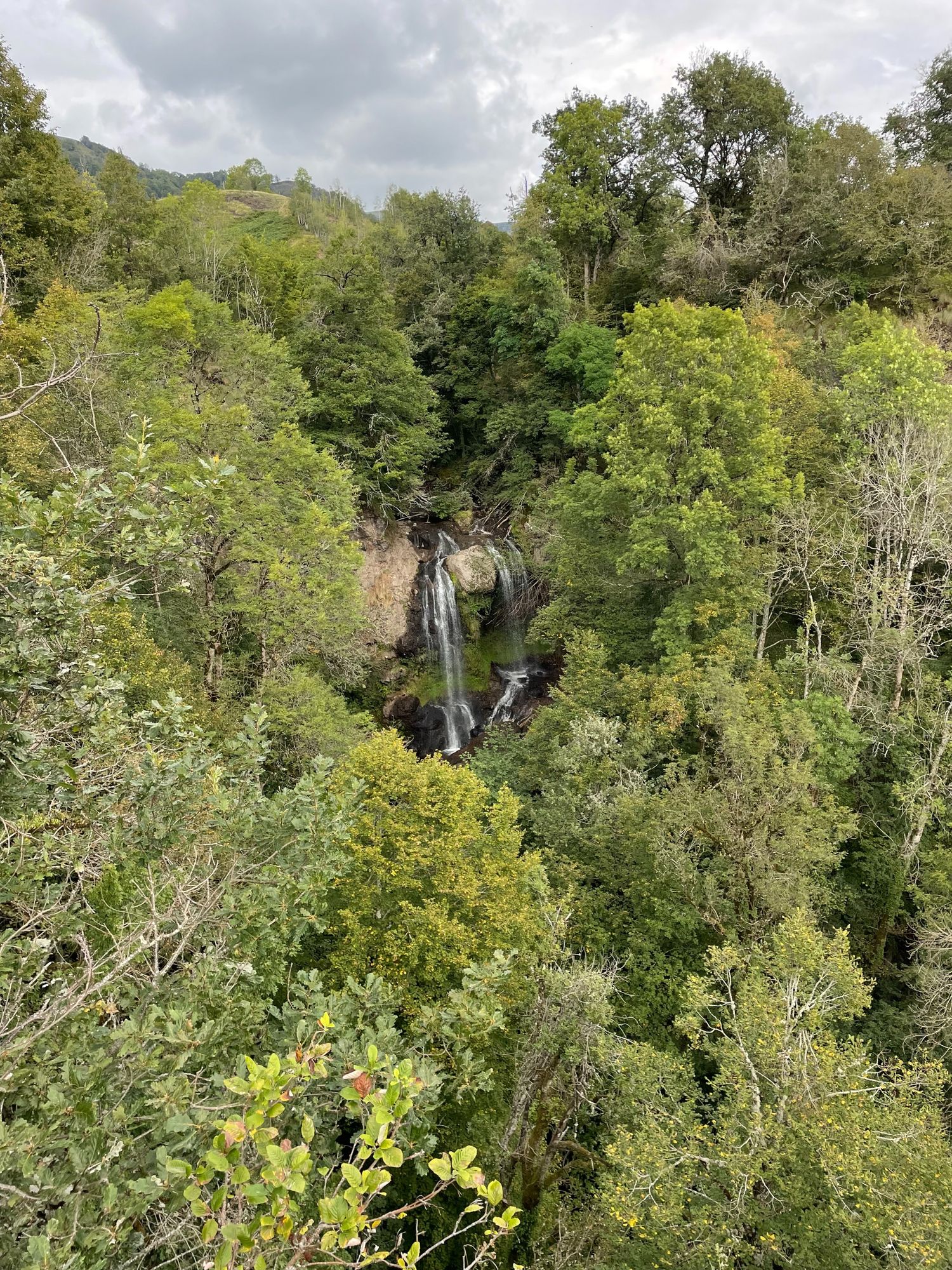 Vue sur la cascade de la Roucolle des gorges du pas de cère depuis le belvédère