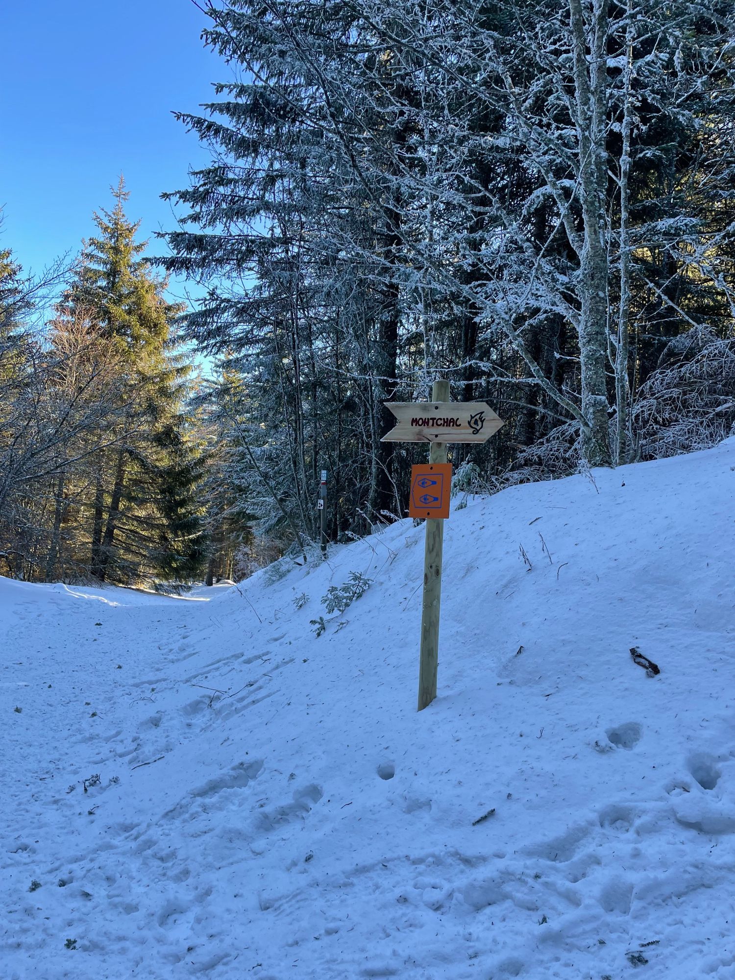Panneau de direction pour le Puy Montchal en Auvergne