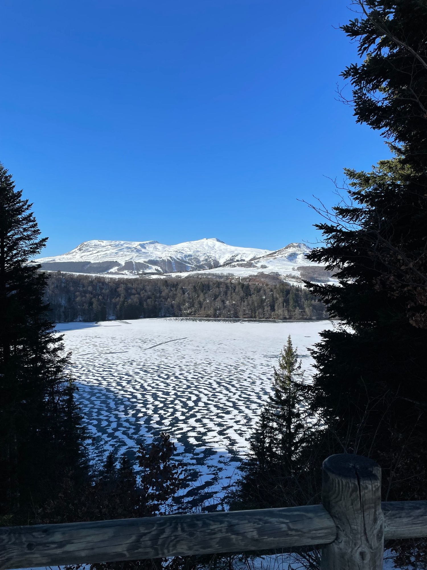 Vue sur le lac Pavin depuis le point sublime