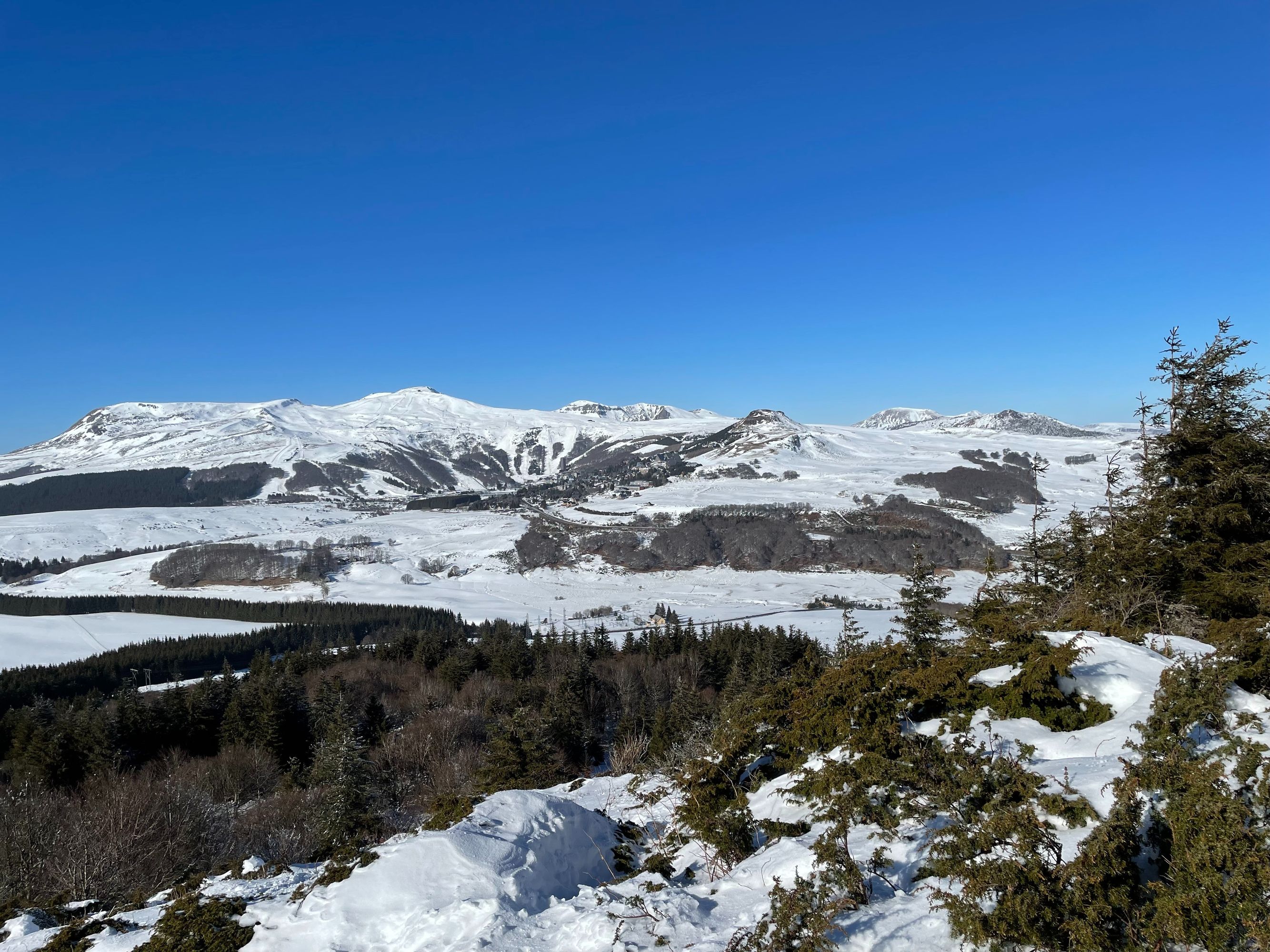 panorama depuis le sommet du Puy Montchal enneigé