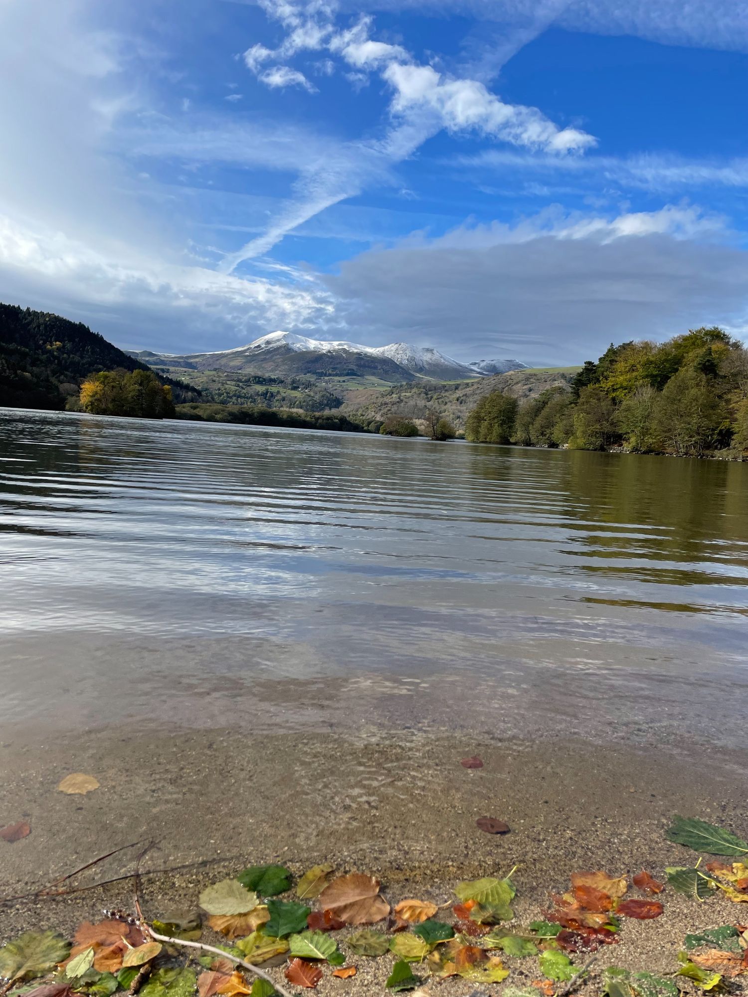  Le Lac Chambon et vue sur les massifs