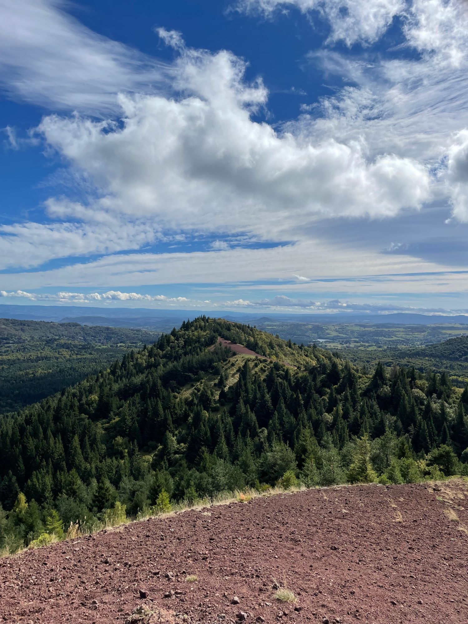 Vue sur le puy de la vache depuis Lassolas