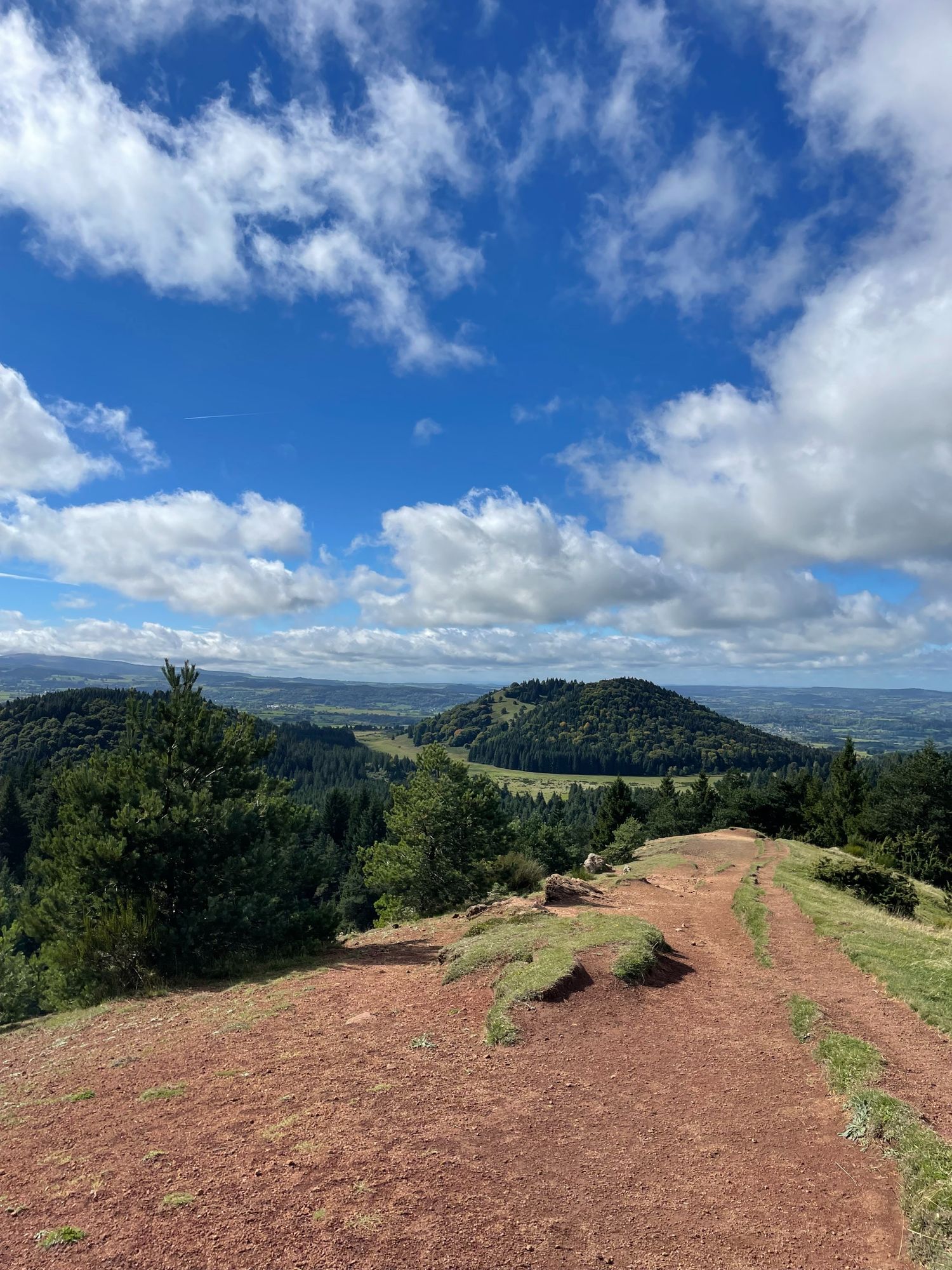 Vue sur le Puy de Pourcharet depuis le sommet de Lassolas