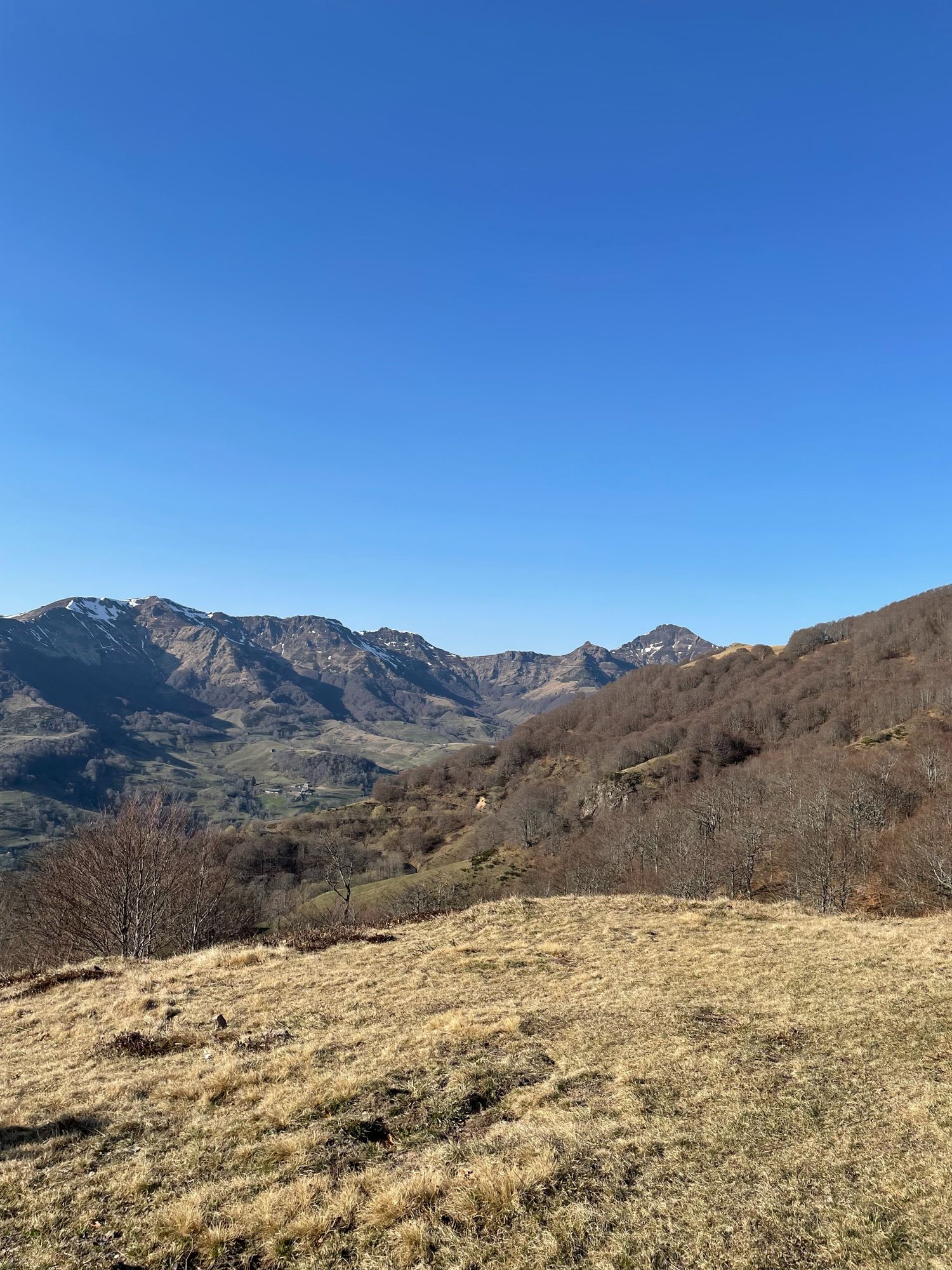 Vue sur le grand site du Puy Mary depuis le col du Pertus