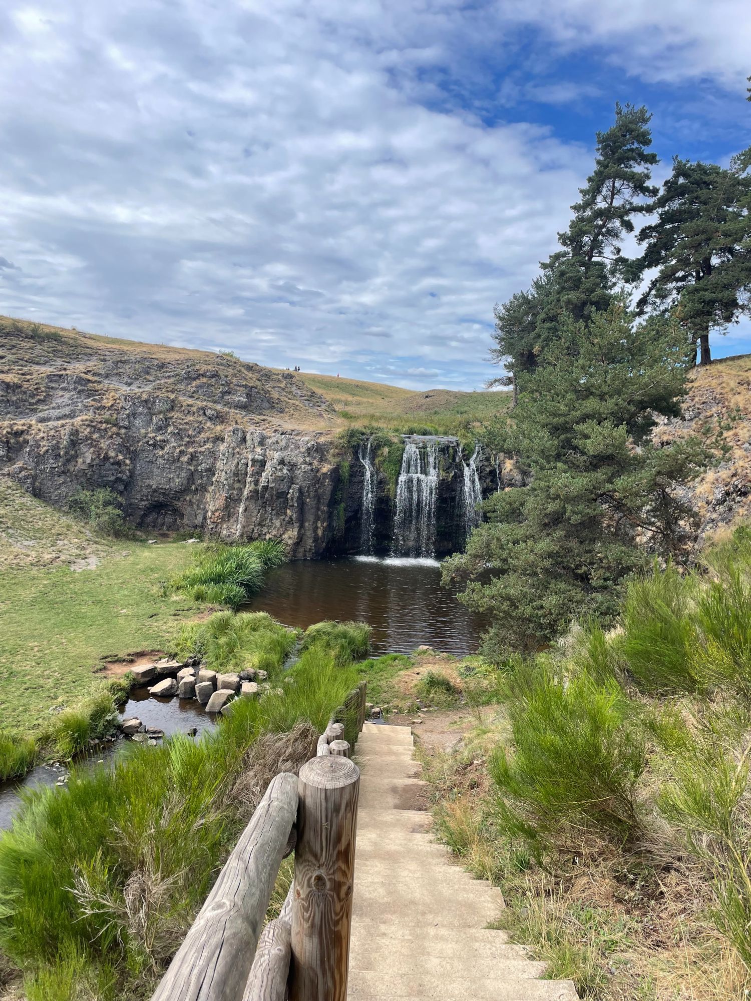 escalier qui mène au pied de la cascade des Veyrines dans le Cantal