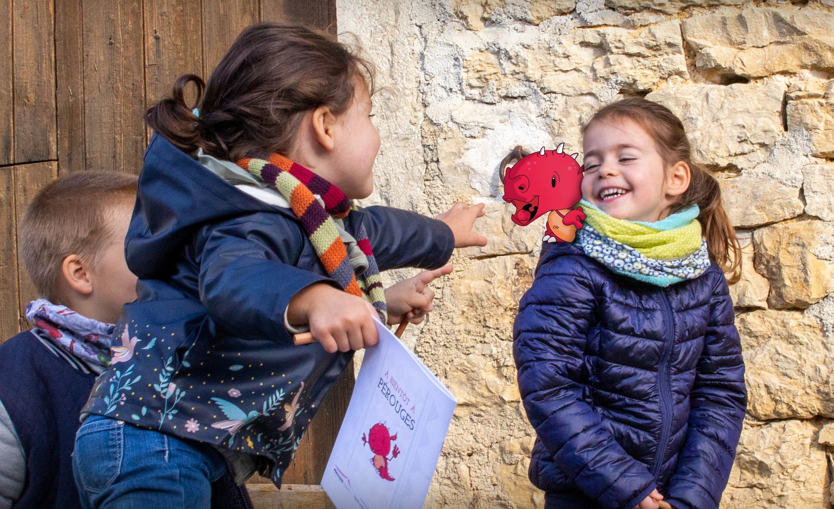 Enfants qui jouent avec le livret-jeu à Pérouges