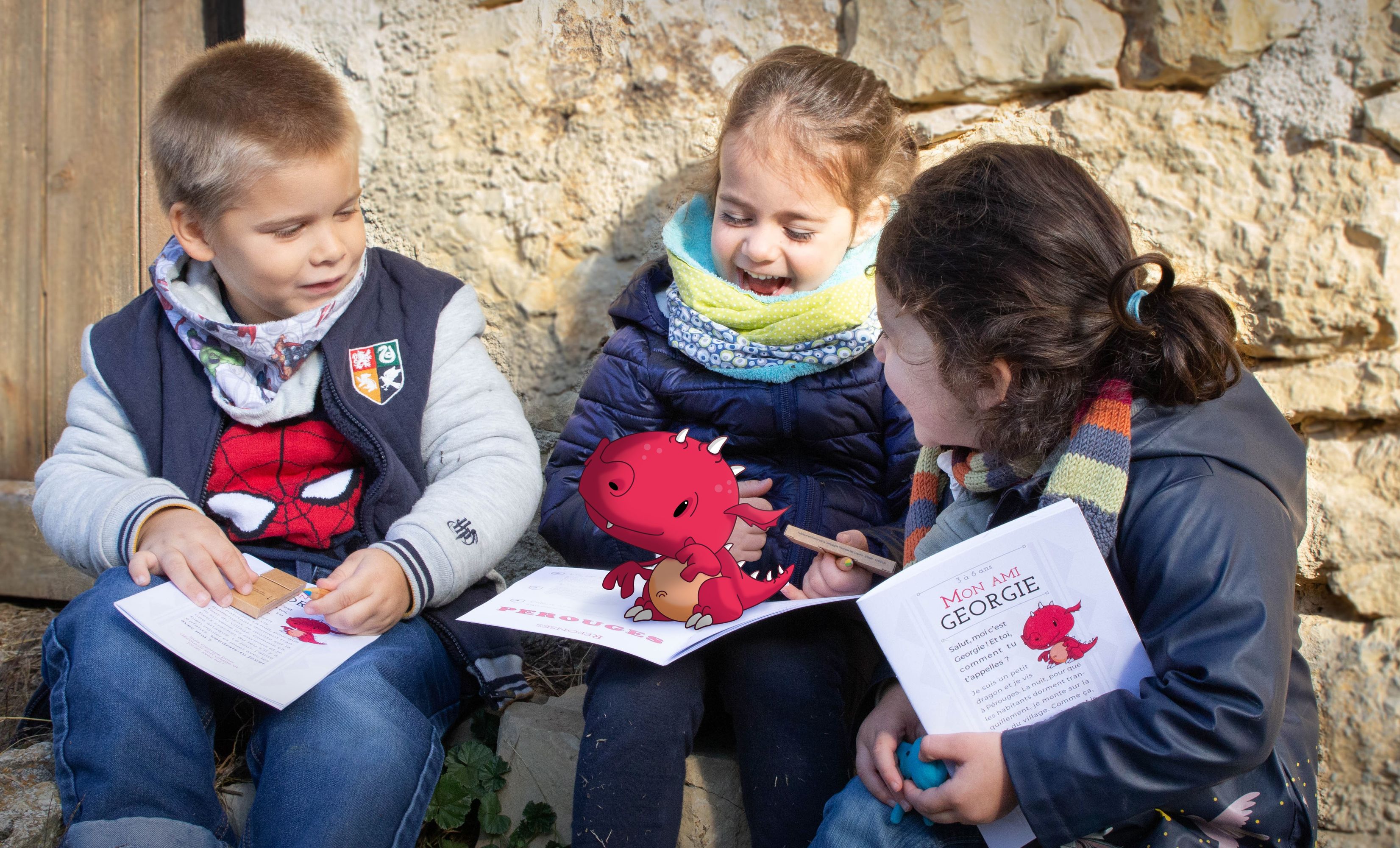 Enfants qui jouent avec le livret-jeu à Pérouges
