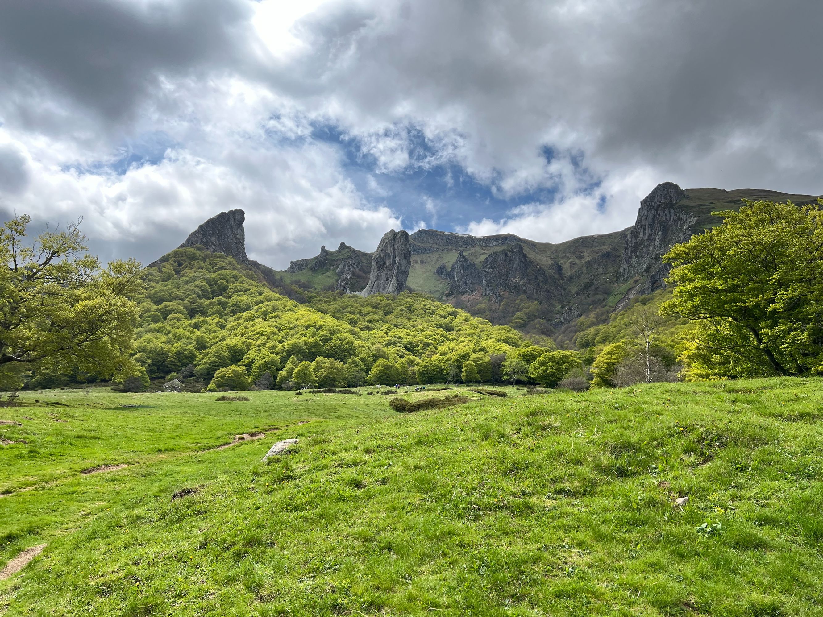 Photo de la dent de la Rencune et de la crête du Coq à la vallée de CHAUDEFOUR