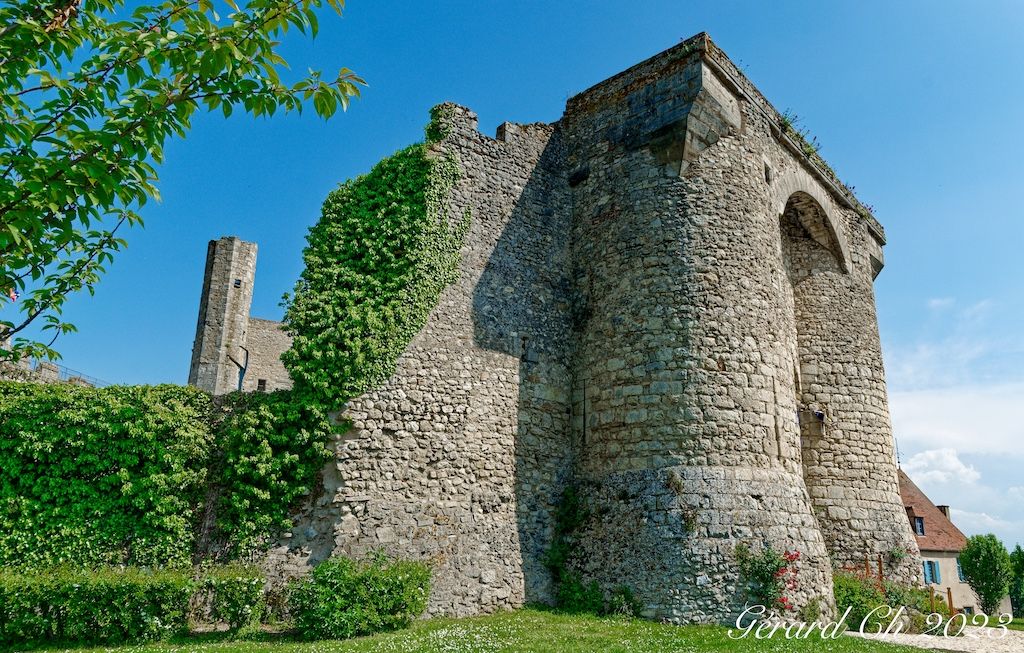 L'imposant châtelet d'entrée de la forteresse de Billy
