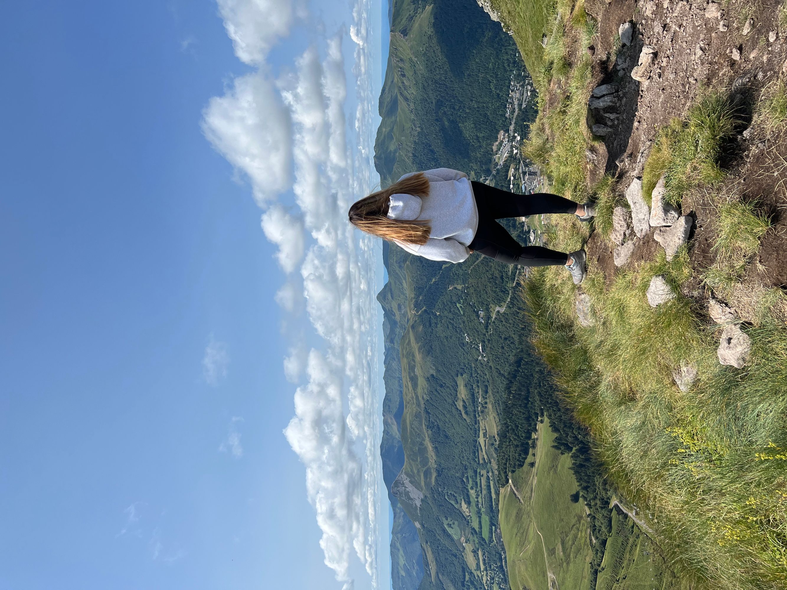 Vue sur le Puy Mary depuis le Puy du Rocher dans le Cantal