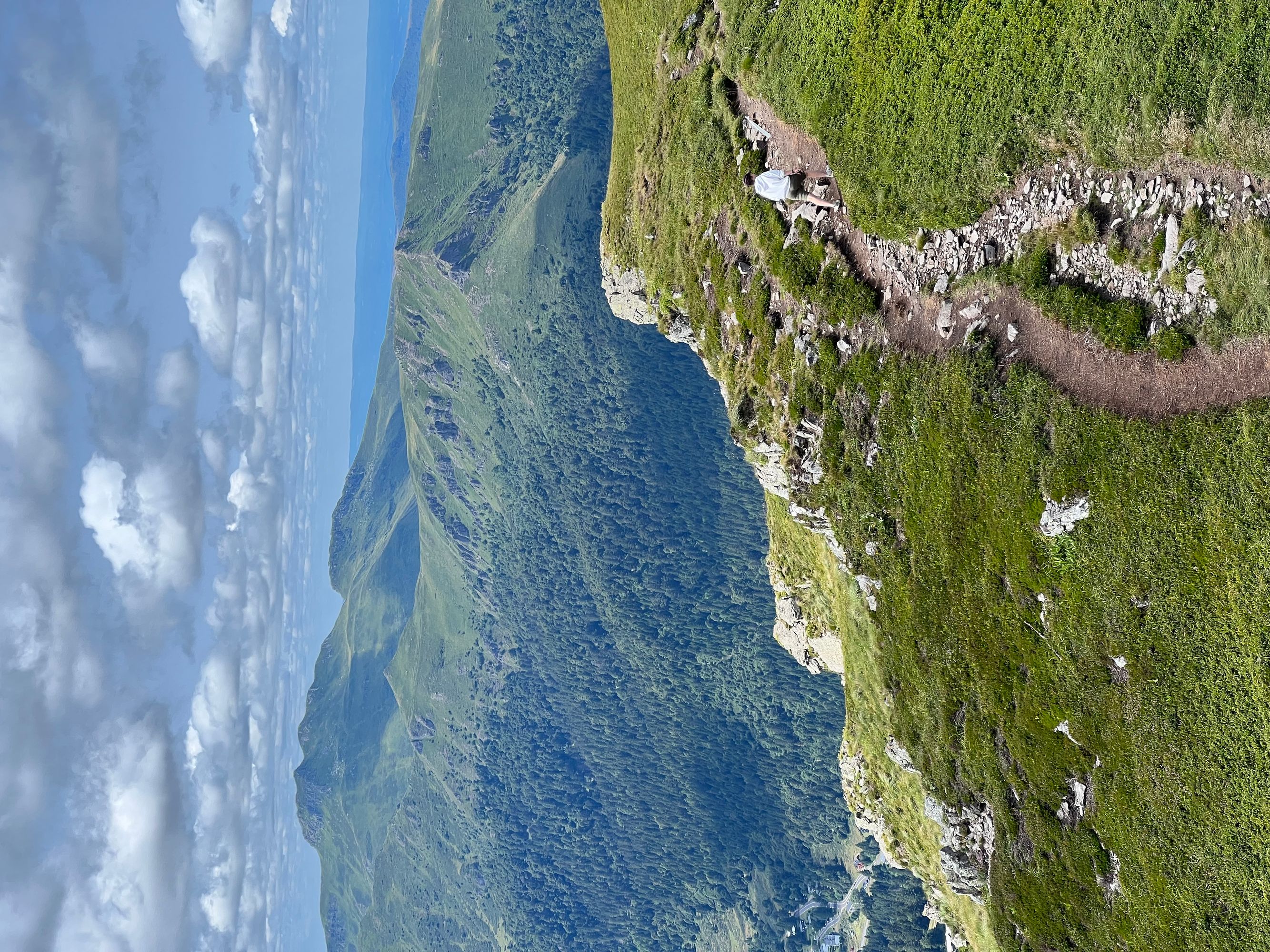 Vue depuis le Puy du Rocher dans le Cantal