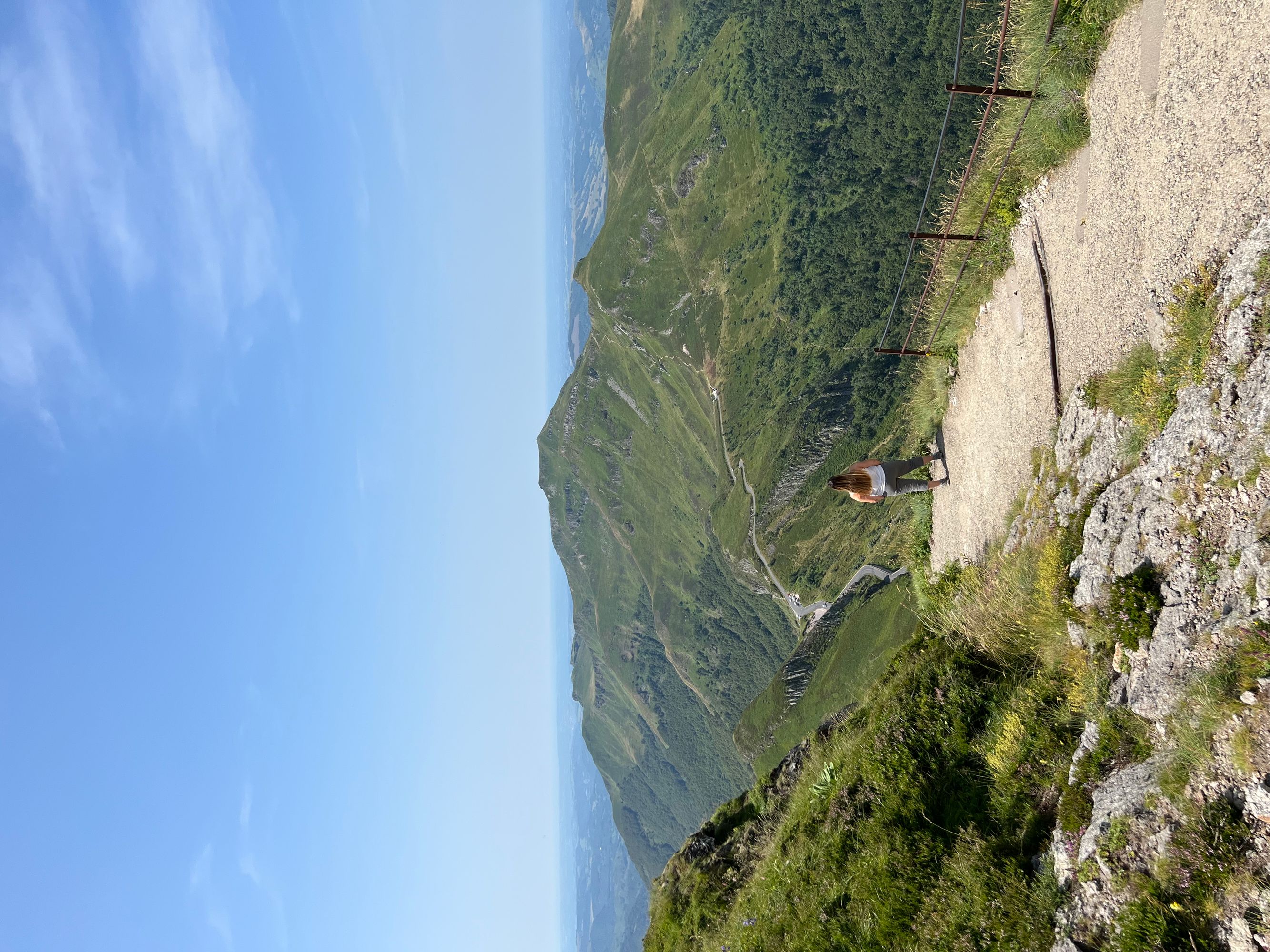 Vue depuis les escaliers du Puy Mary dans le Cantal