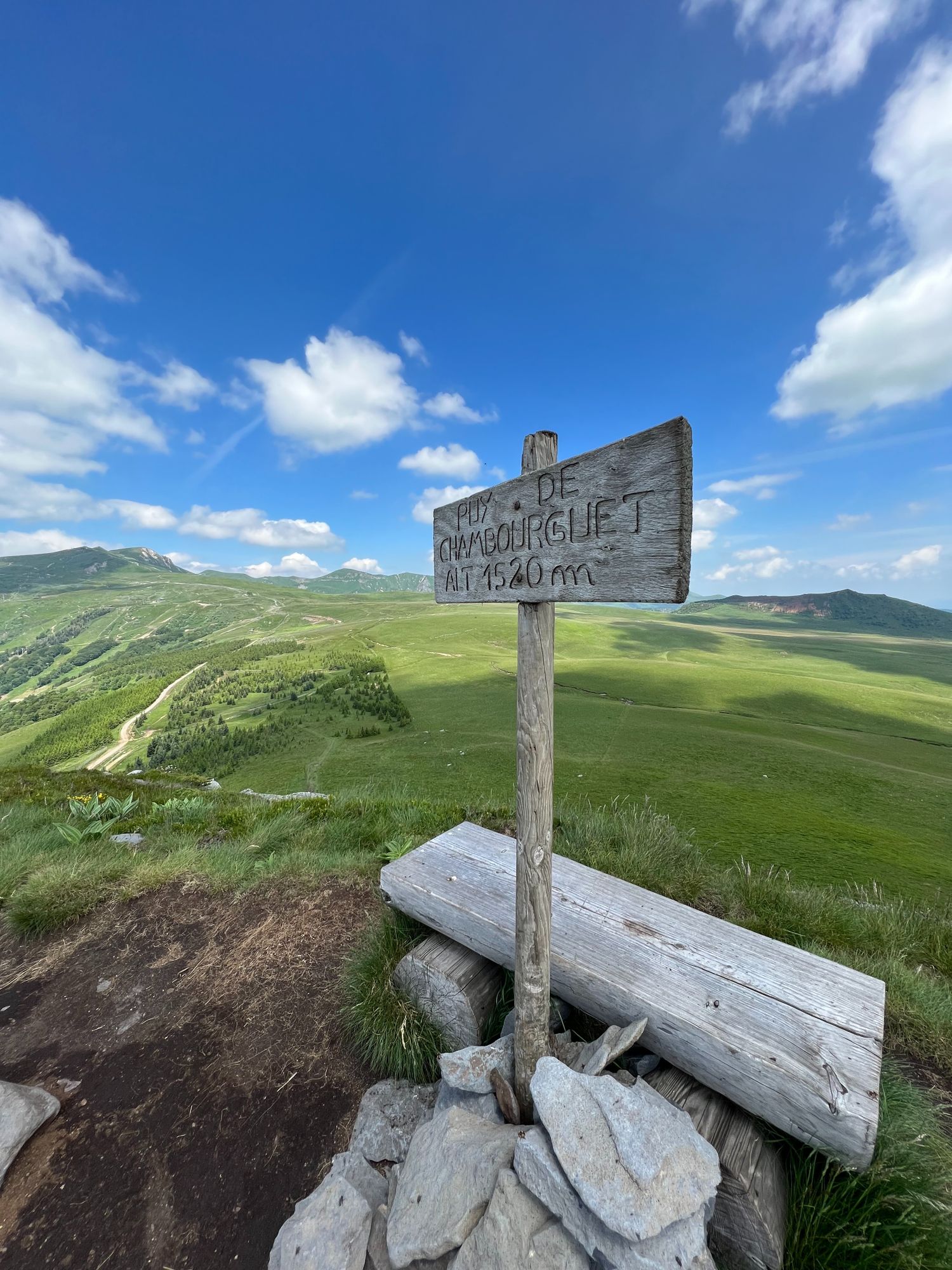 Panneau au sommet du Puy de Chambourguet