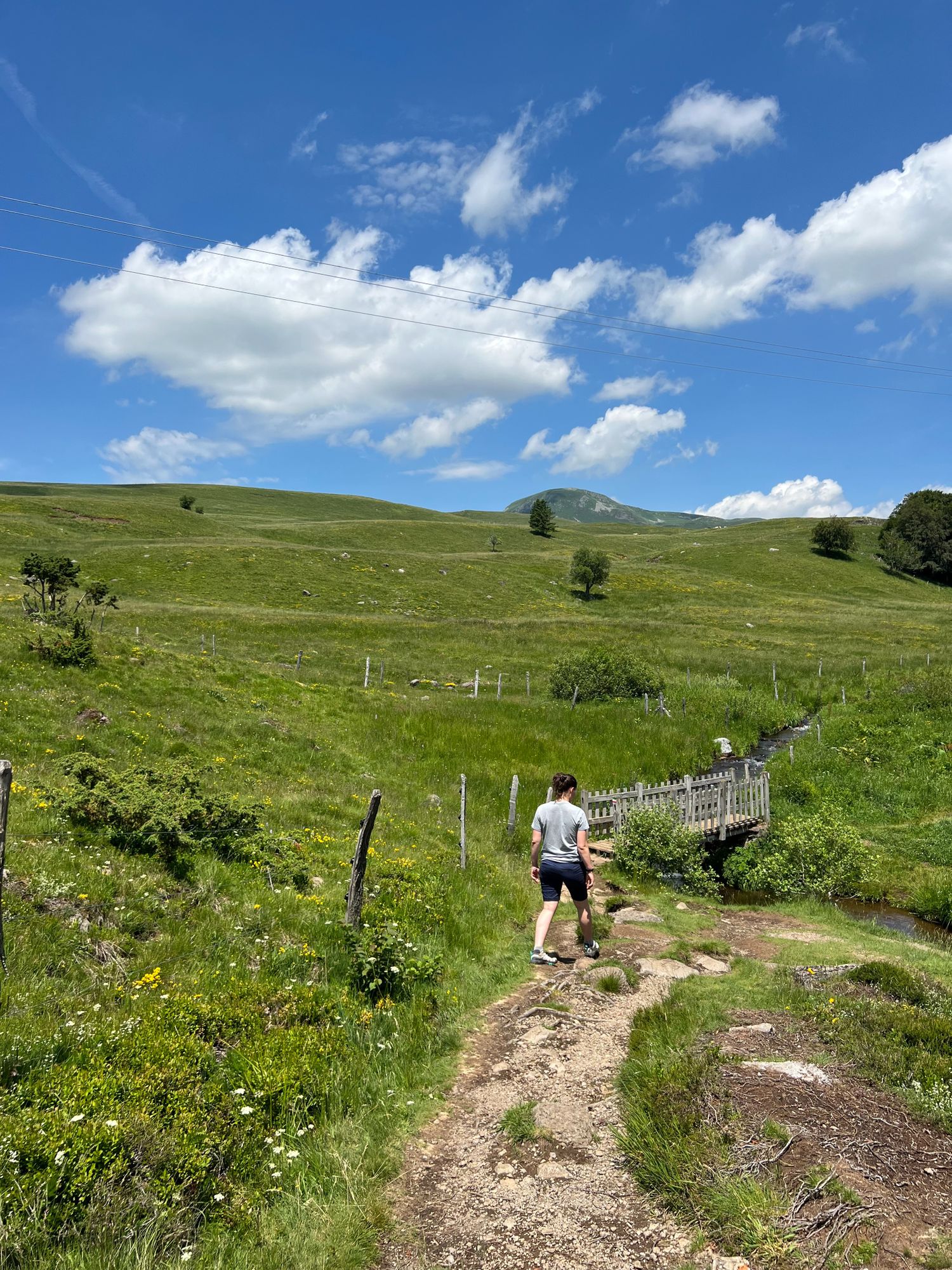 Sentier au dessus de la cascade de la Barthe en Auvergne