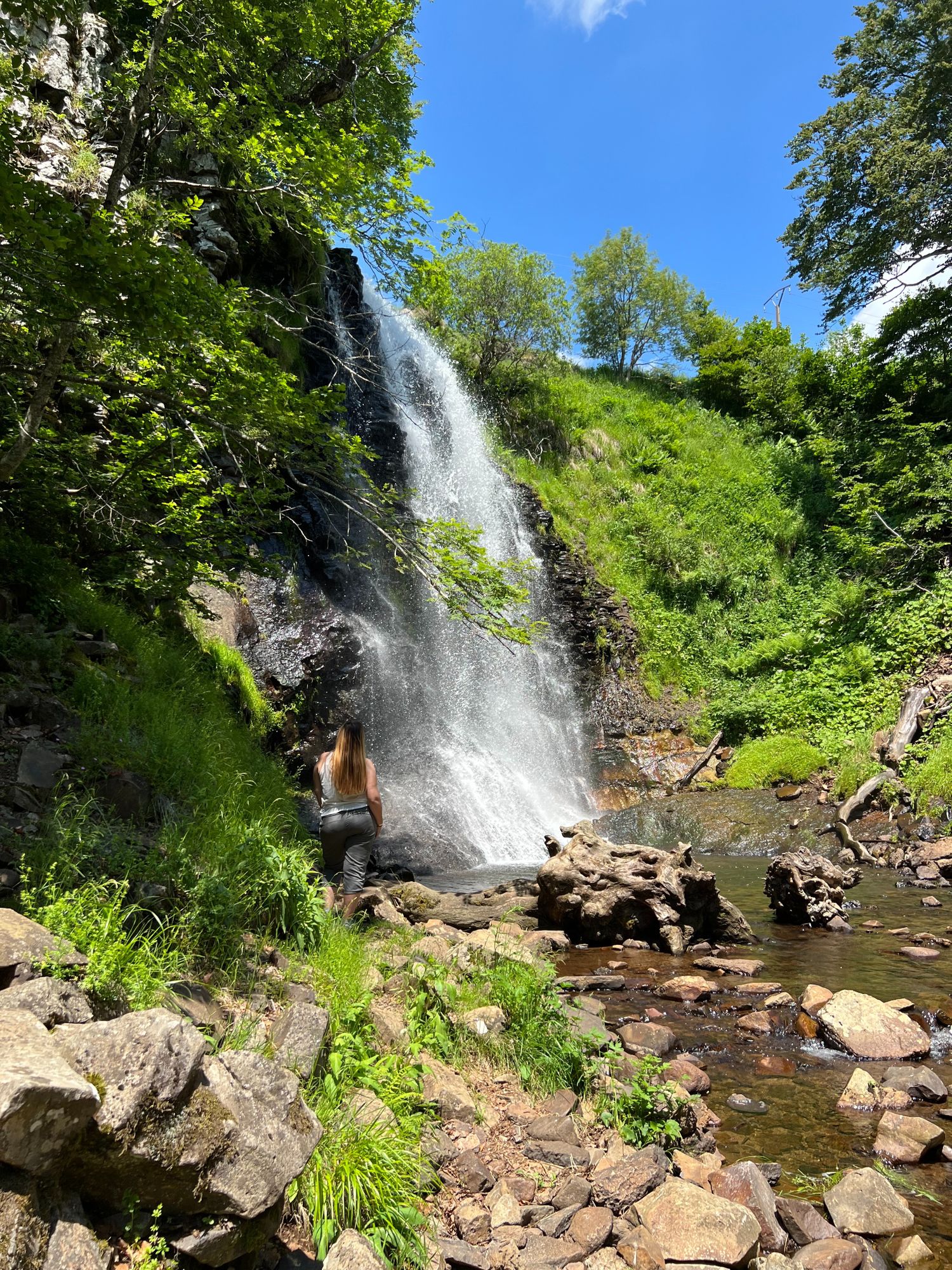 Au pied de la cascade de la Barthe à Picherande en Auvergne