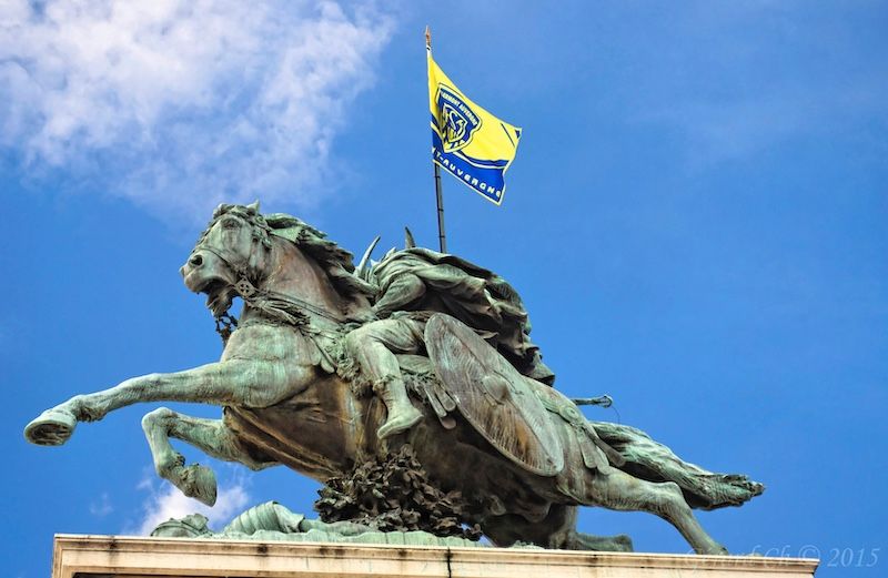 Statue de Vercingétorix, place de Jaude (Clermont-Ferrand) arborant le drapeau de l'AS Clermont-Auvergne aux lendemains de son premier Brennus en 2010