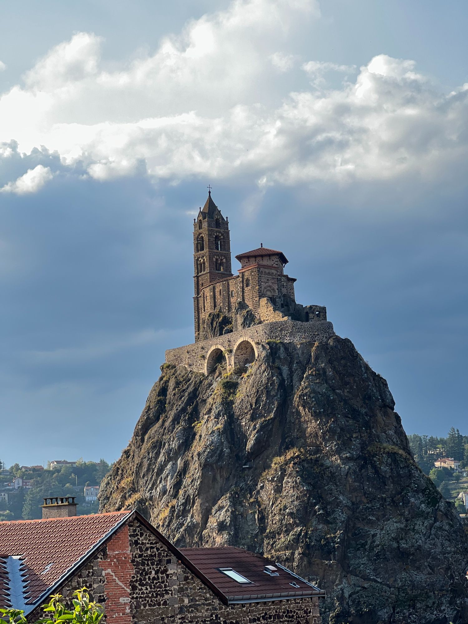 Vue sur le rocher Saint-Michel d'Aiguilhe
