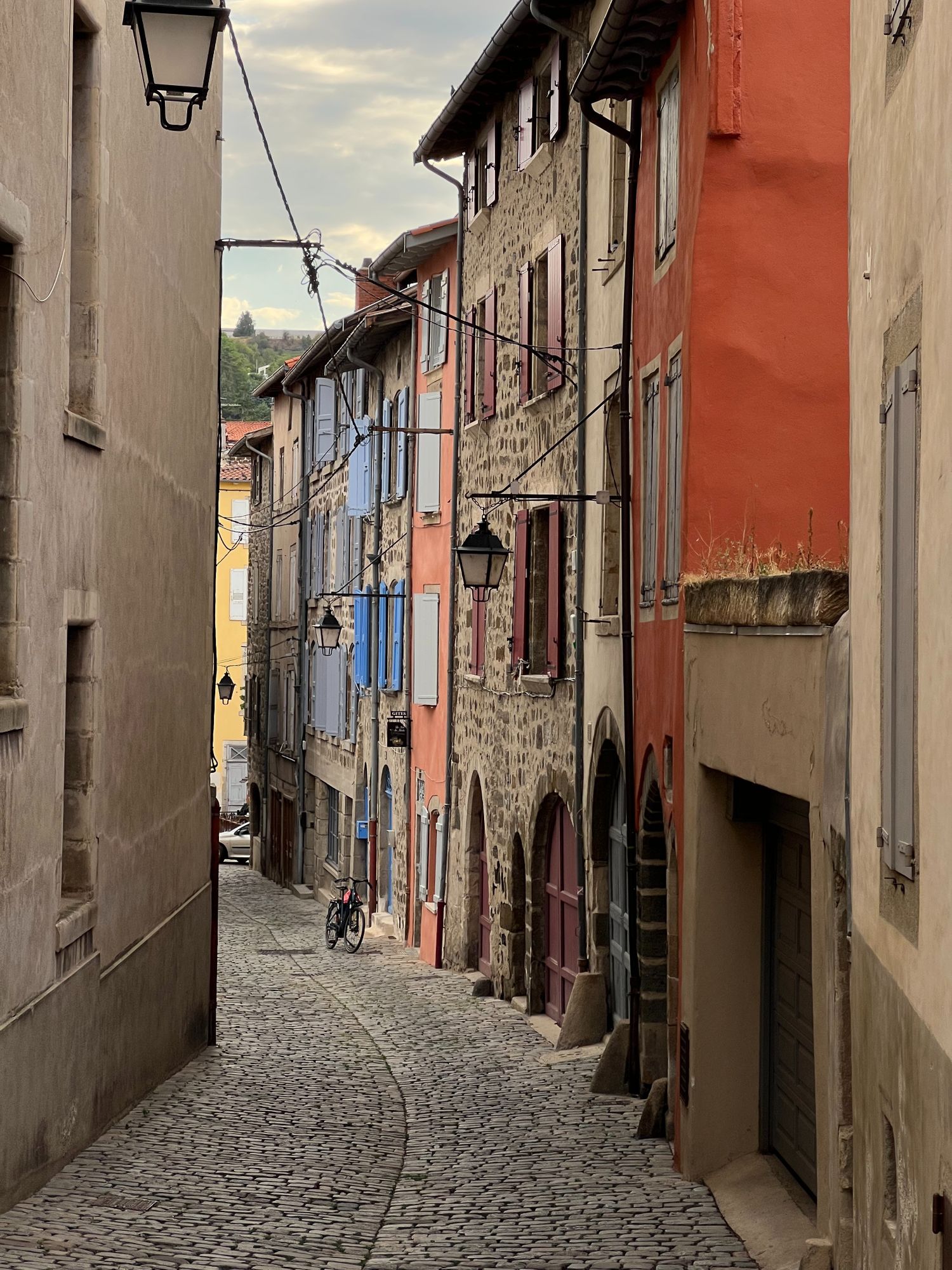 Exemple de vue dans les rues de la ville du Puy-En-Velay
