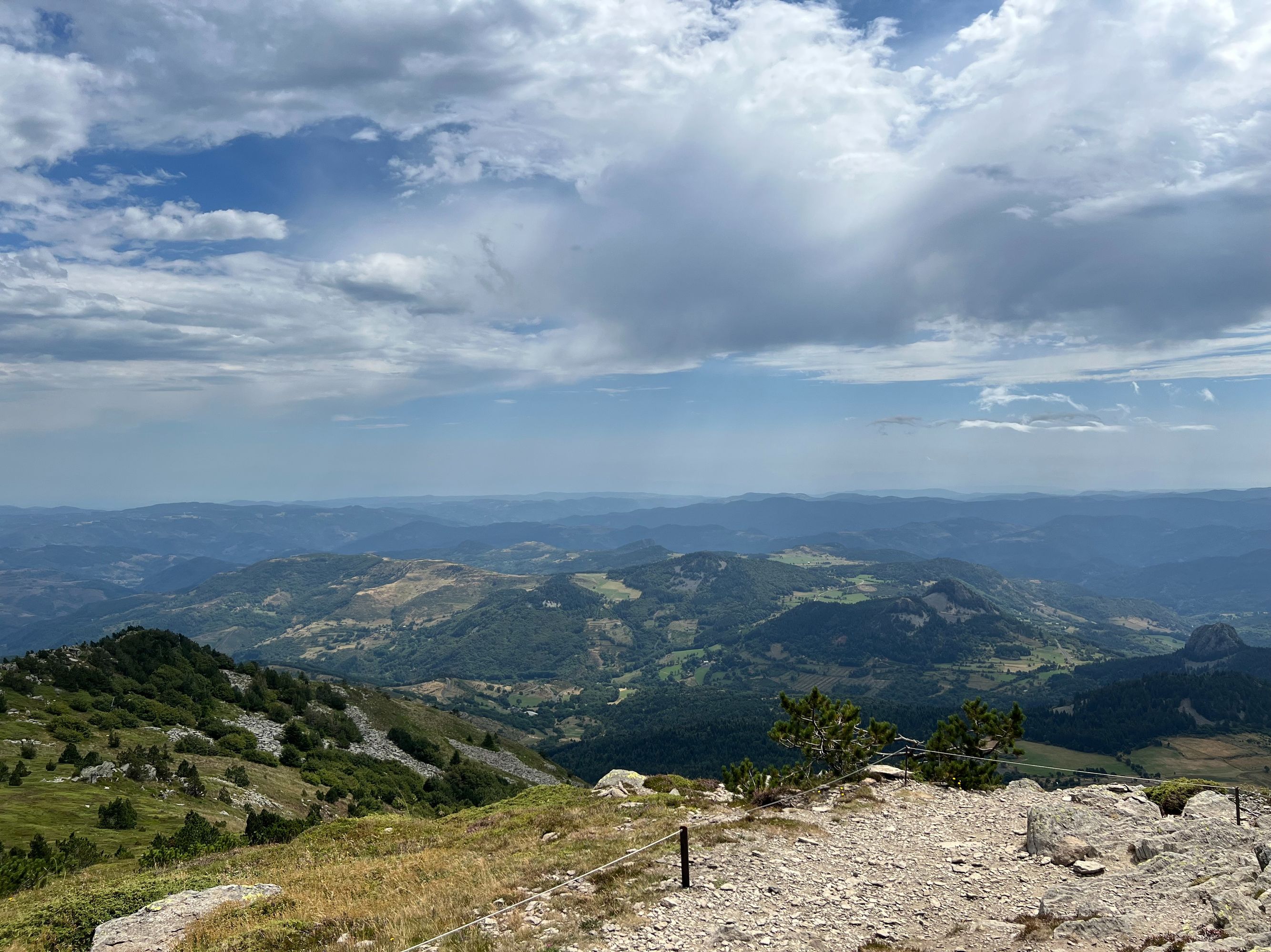 Vue sur les monts d'Ardèche depuis le Mézenc