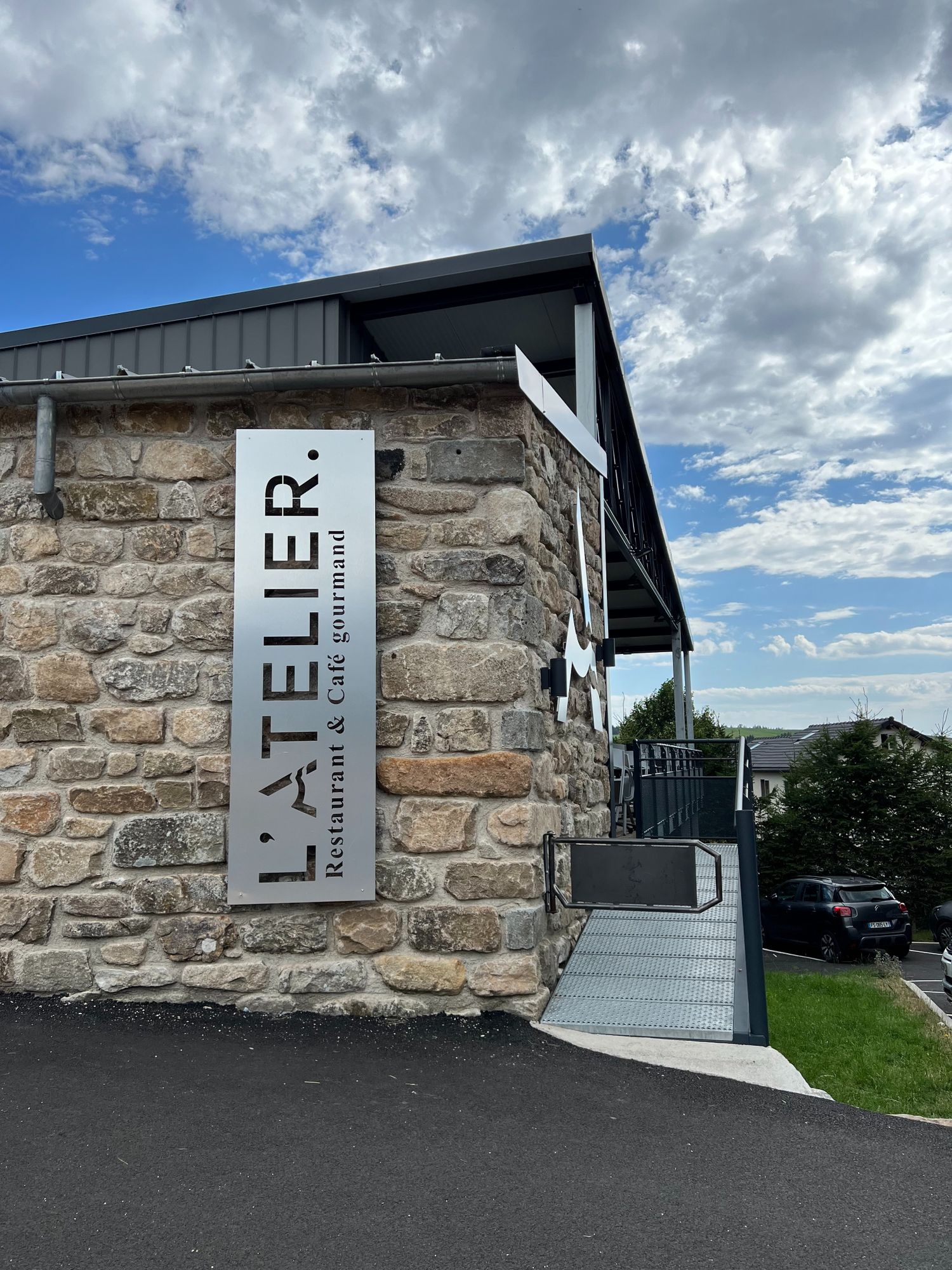 Façade du restaurant l'ATELIER à Les ESTABLES