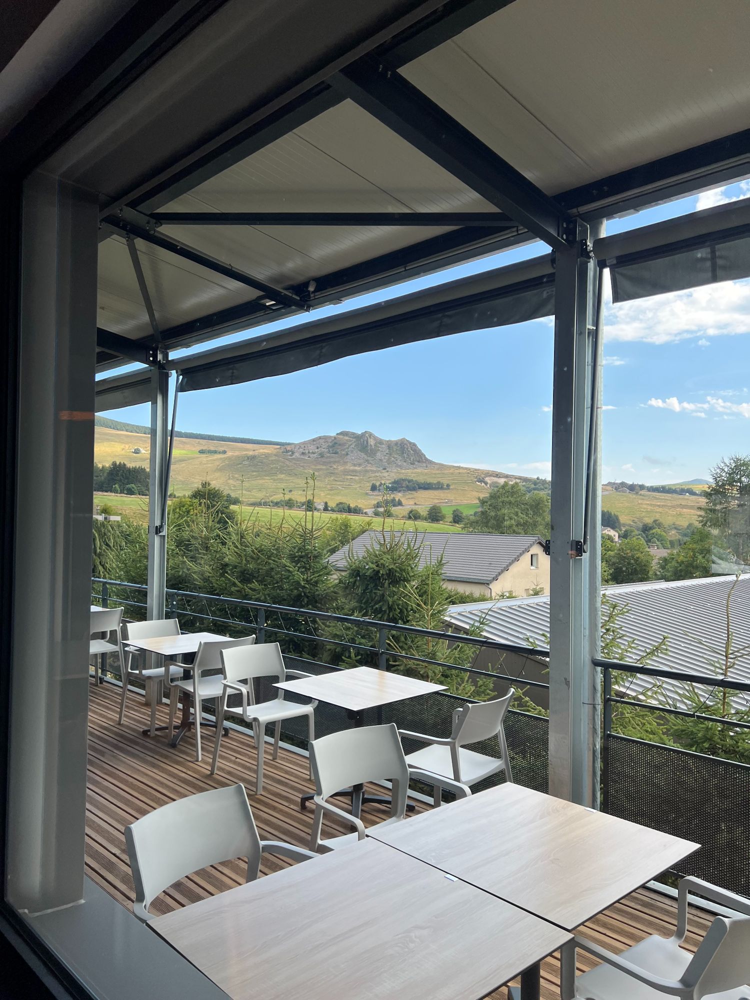 Vue depuis la terrasse du restaurant l'ATELIER à Les Estables