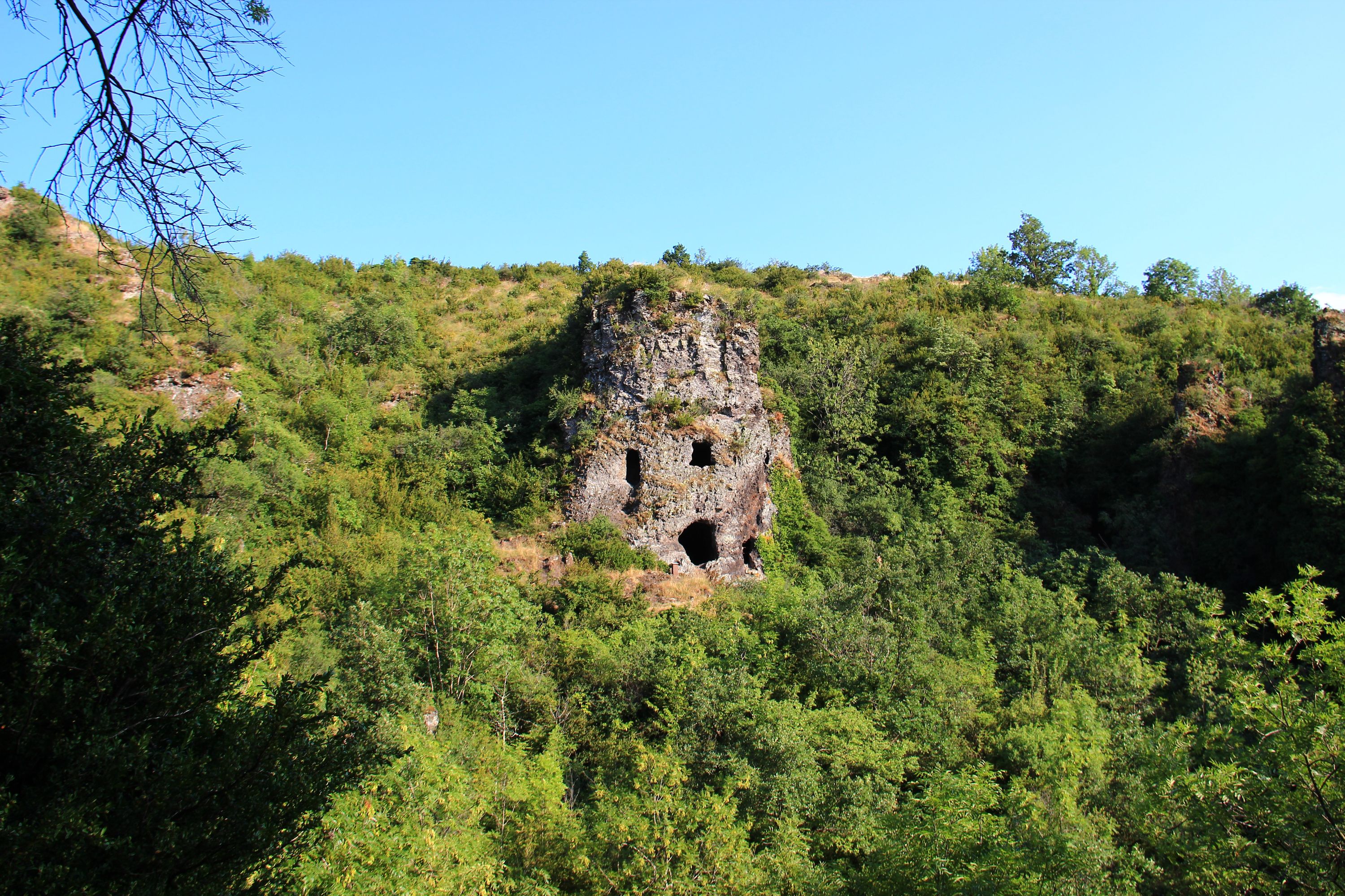 Balmes de Montbrun, grotte en Ardèche, village ardéchois troglodyte dans un volcan